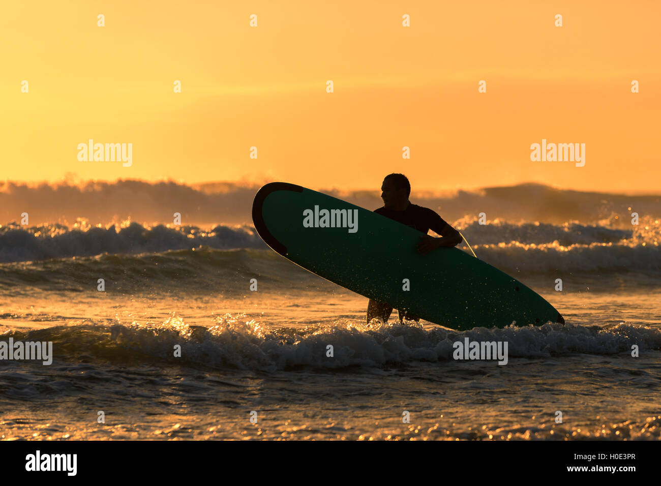 Silhouette der Surfer bei Sonnenuntergang, Strand von Sanur, Bali, Indonesien, Asien Stockfoto
