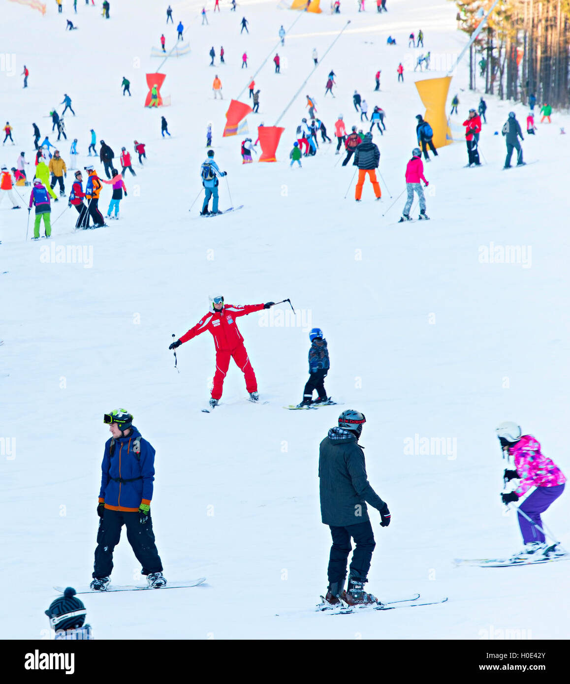 Viele Menschen auf einem Berghang im Skigebiet in Bukovel. Stockfoto