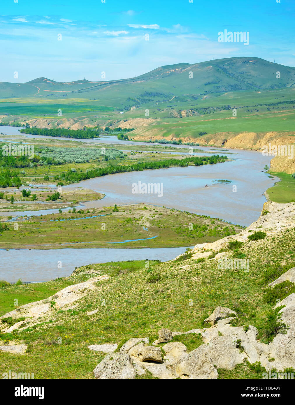 Landschaft mit Fluss und die Berge. Blick vom Uplistscikhe Höhle Felsenstadt. Georgien Stockfoto