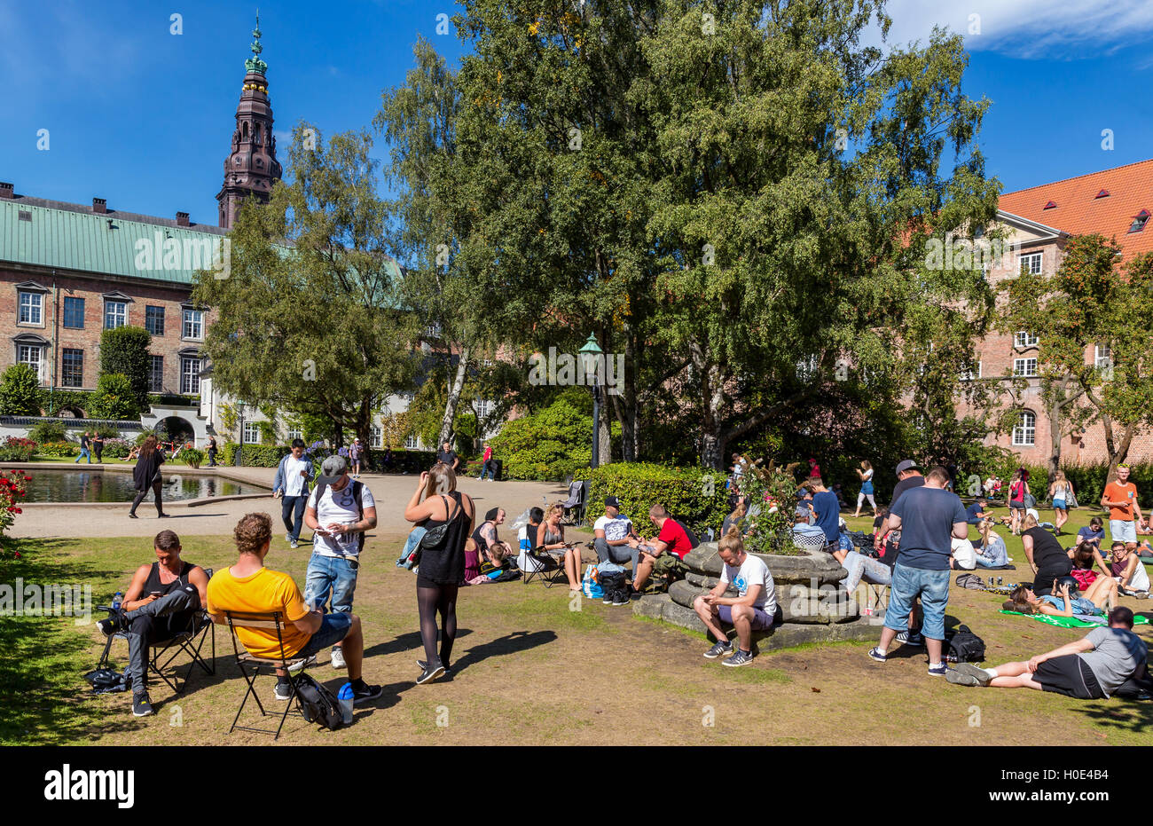 Die Jagd geht weiter in Pokemon gehen, den Garten von der königlichen Bibliothek, Kopenhagen, Dänemark Stockfoto