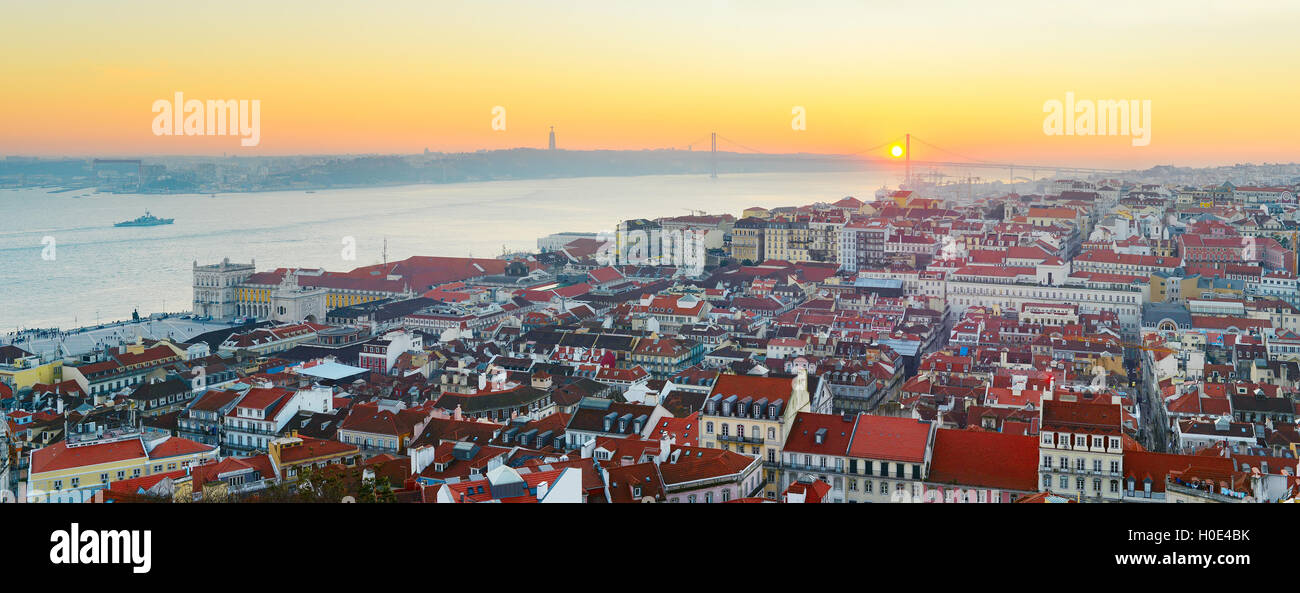 Lissabon Panorama in den wunderschönen Sonnenuntergang. Portugal Stockfoto