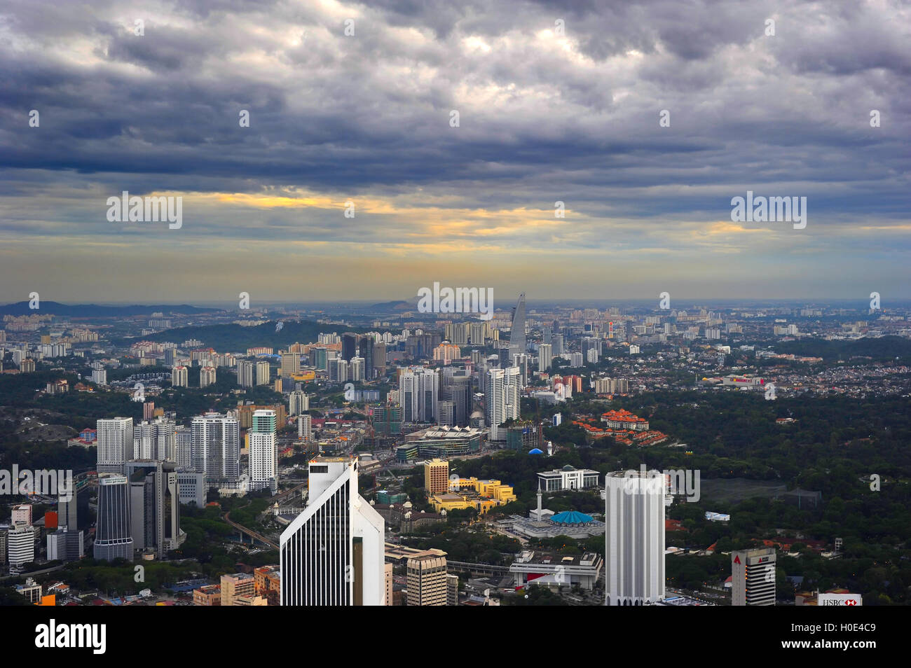 Aerial Skyline von Kuala Lumpur vom Fernsehturm Menara. Malaysien Stockfoto