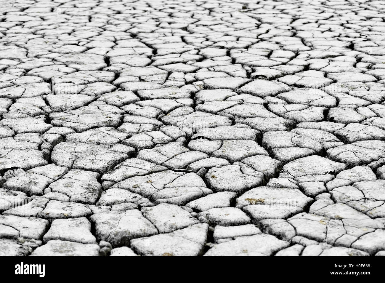 Landschaft mit rissige Erde in der Nähe von Schlammvulkanen Stockfoto