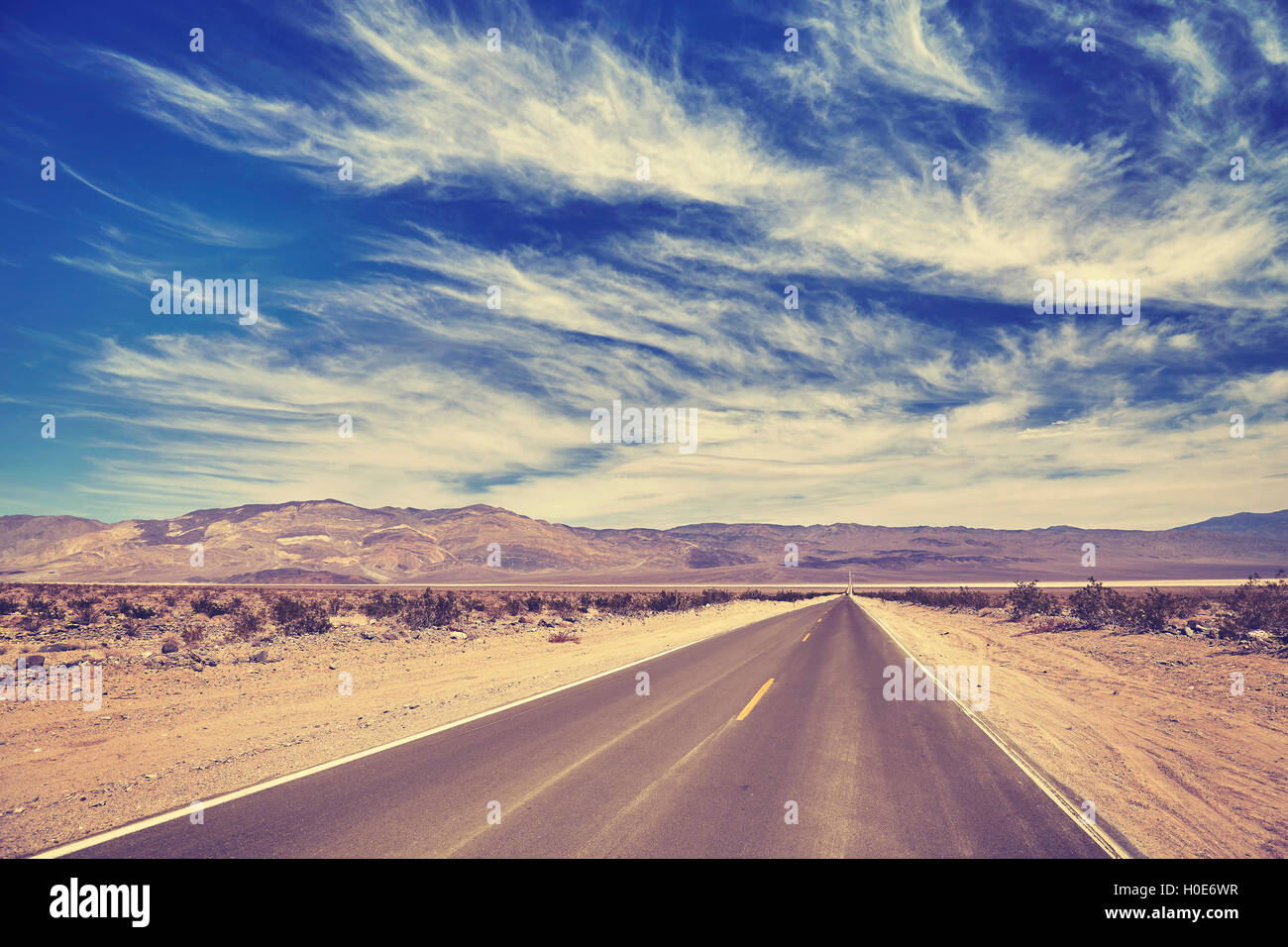 Vintage getönten Wüstenstraße im Death Valley mit erstaunlichen Wolkengebilde, Reisekonzept, USA. Stockfoto