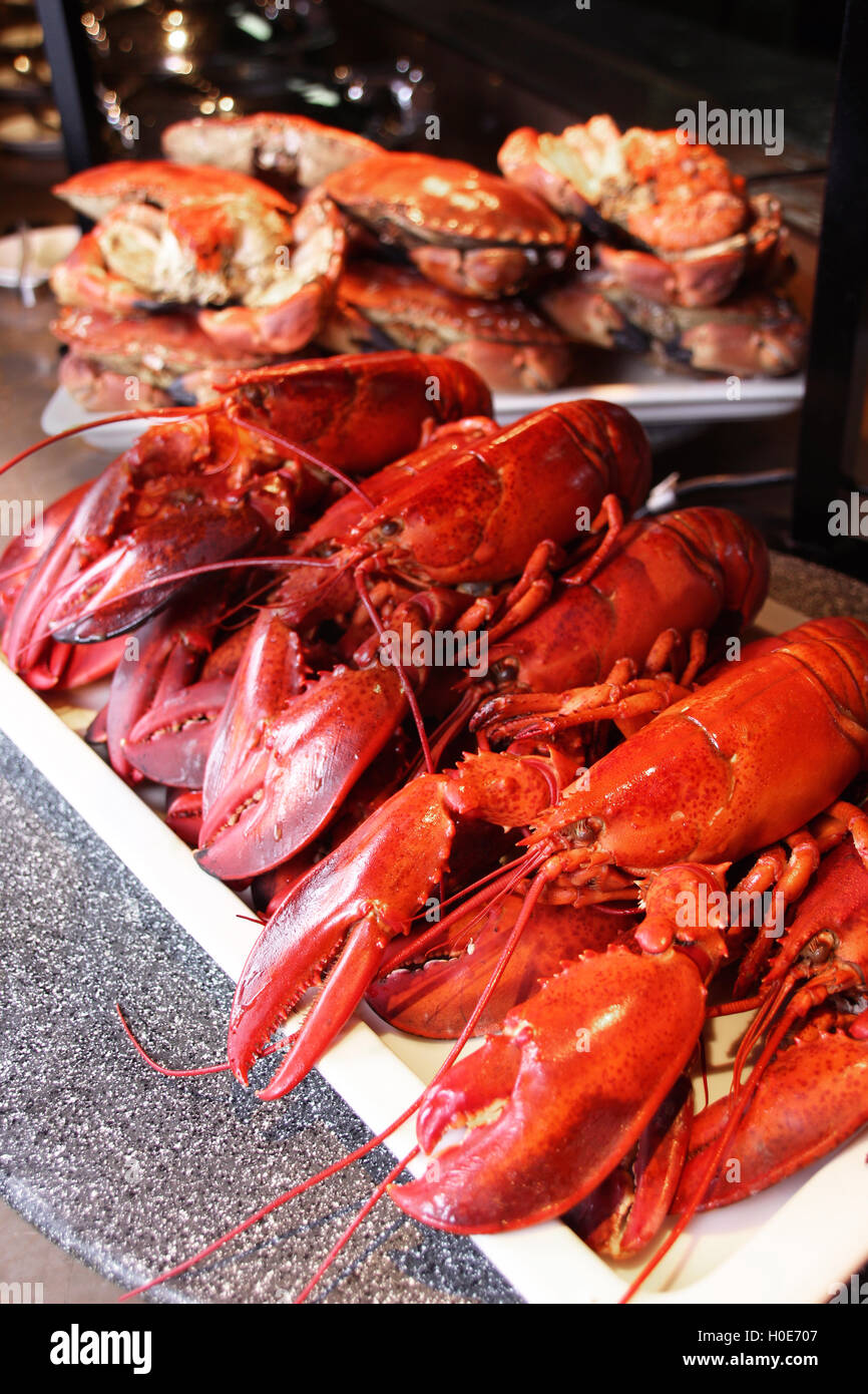 Gedämpfte rote Hummer und Krabben auf weißen Teller im restaurant Stockfoto