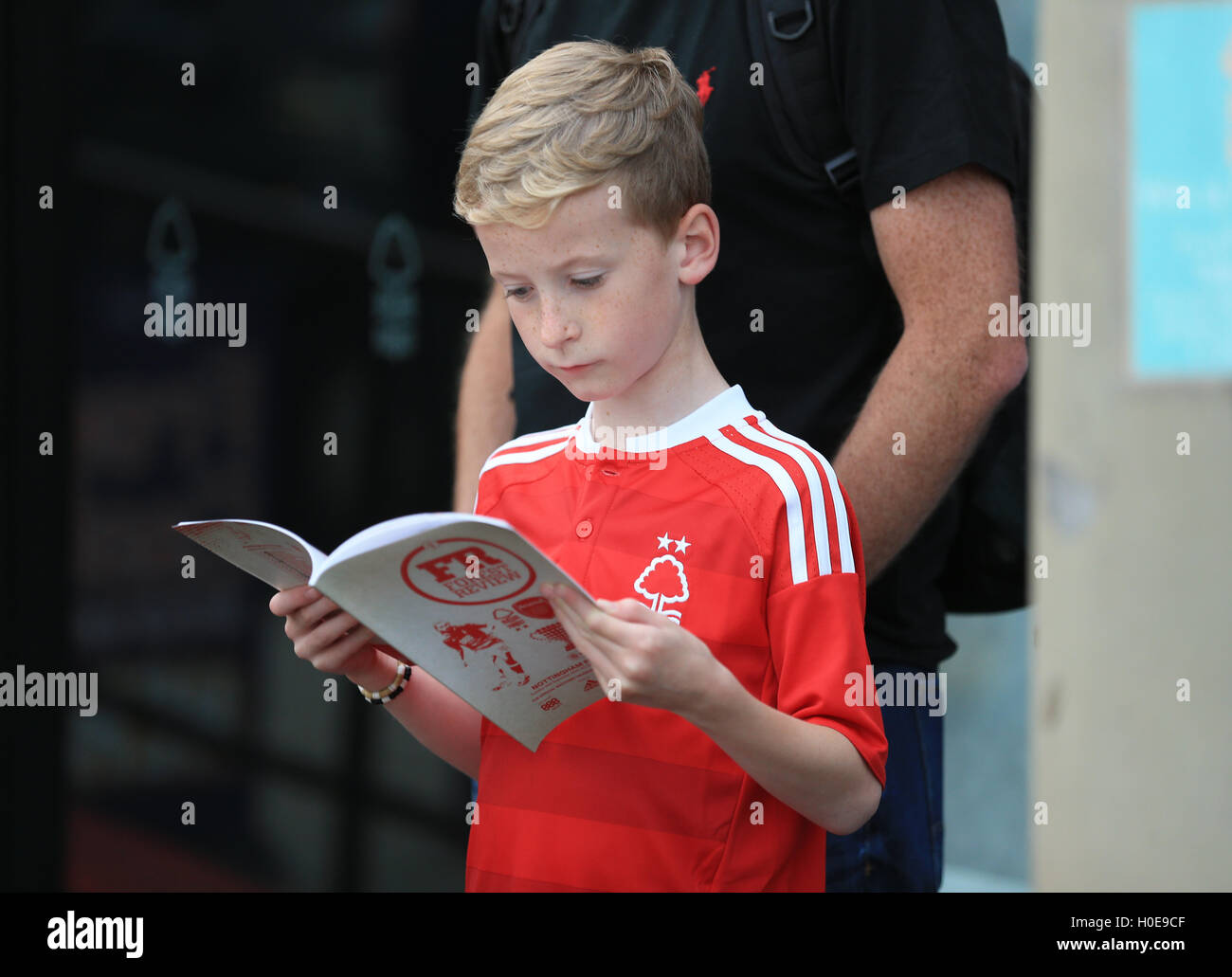 Ein Fan liest ein Match Tagesprogramm während der EFL-Cup, dritten Vorrundenspiel im City Ground, Nottingham. Stockfoto