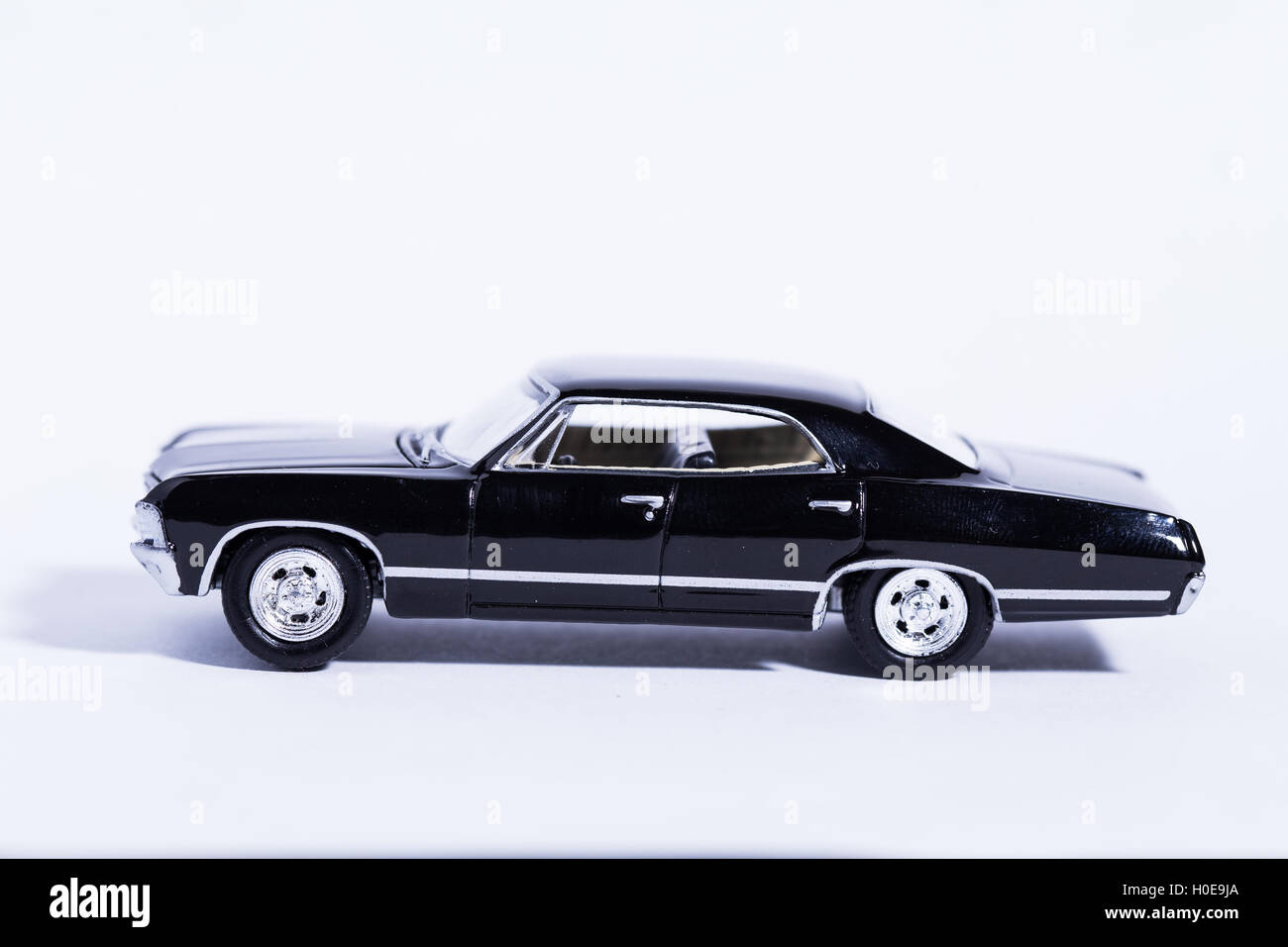Chevrolet Impala 67 Replik der CW Network Show "Supernatural" in weißem  Hintergrund Stockfotografie - Alamy