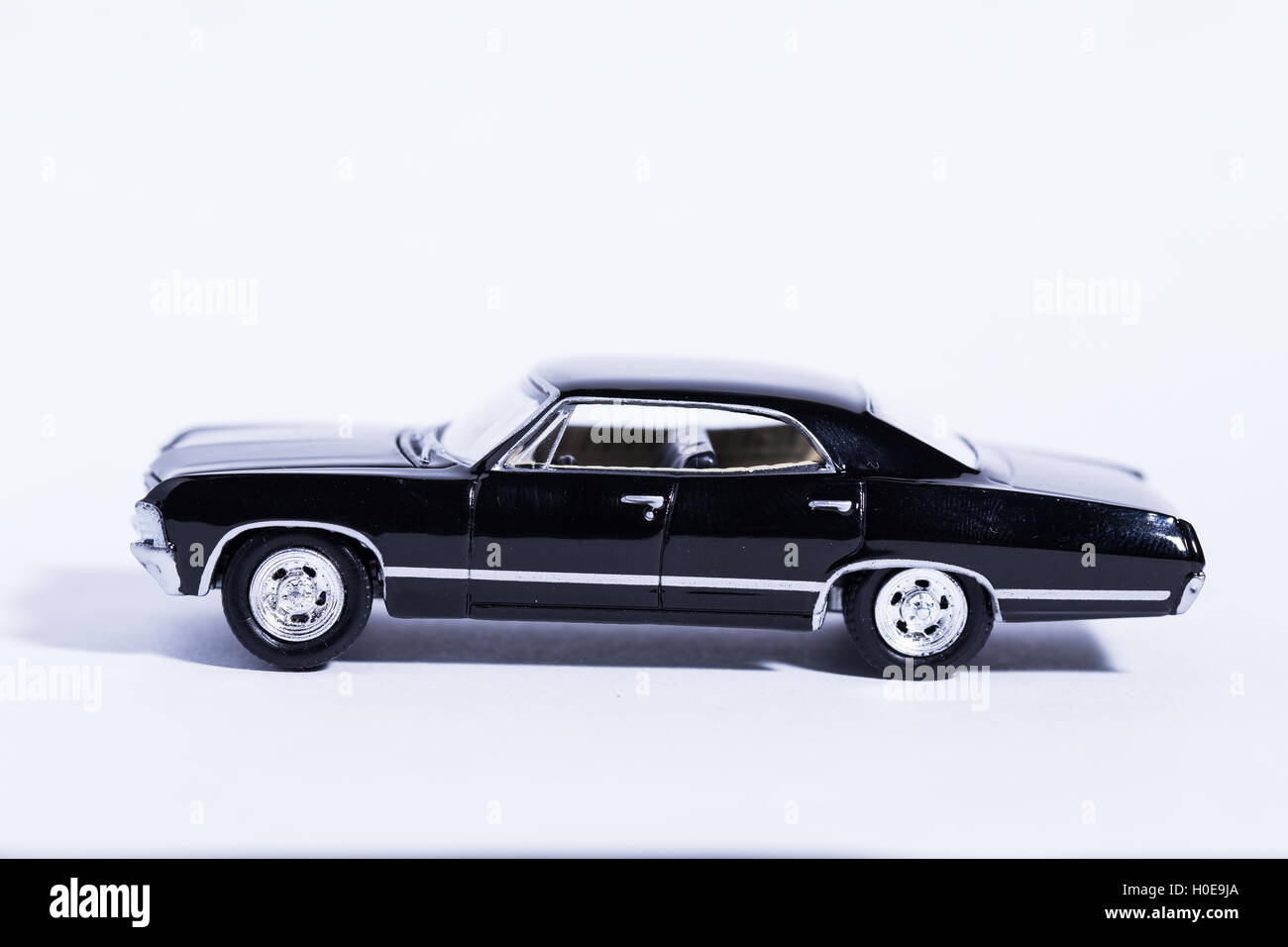 Chevrolet Impala 67 Replik der CW Network Show "Supernatural" in weißem Hintergrund Stockfoto