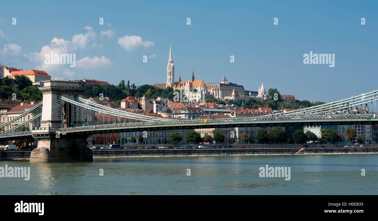 Blick auf Budapest Hügel mit Matthiaskirche, Fishermans Bastion, Kettenbrücke und Donau Stockfoto