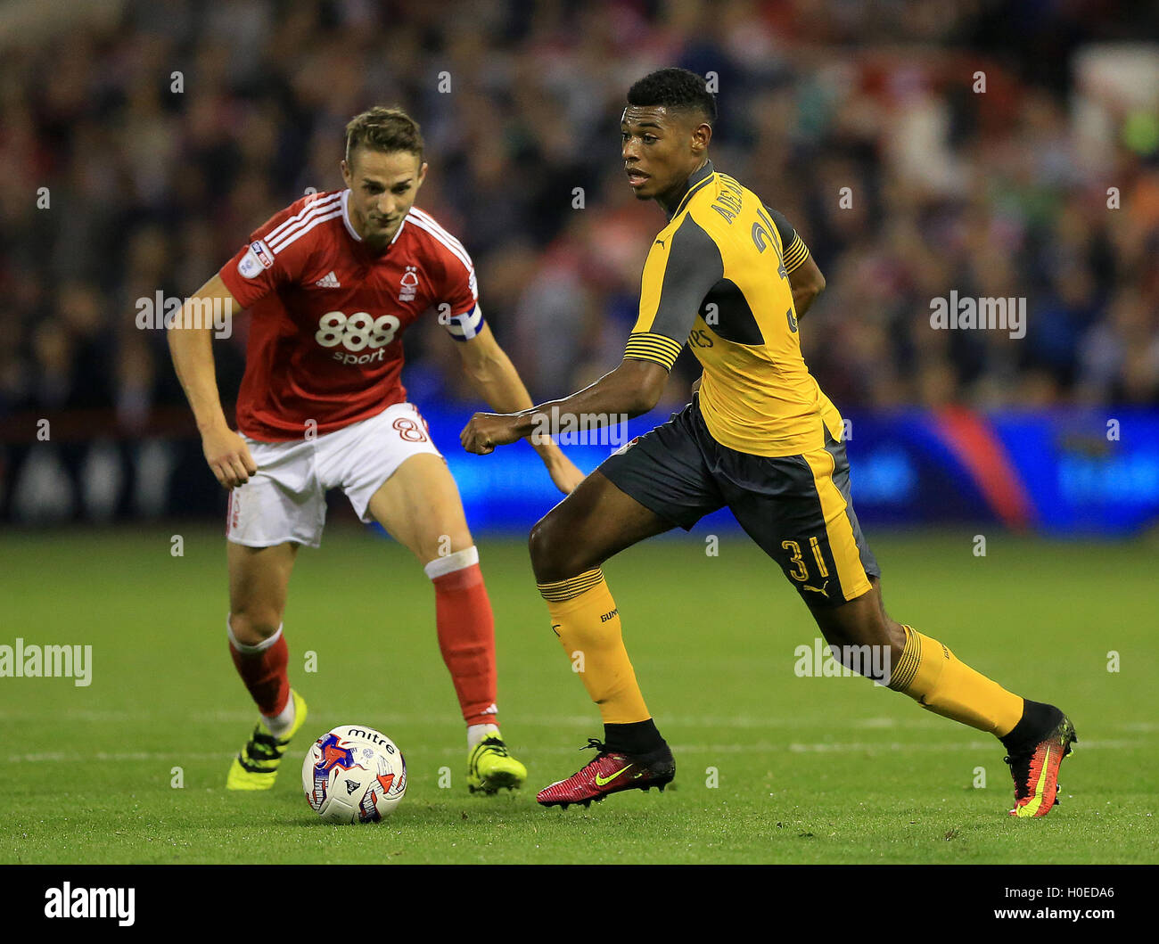 Nottingham Forest Chris Cohen (links) und Arsenals Jeff Reine-Adelaide kämpfen um den Ball während des EFL-Cup, dritten Vorrundenspiel im City Ground, Nottingham. Stockfoto