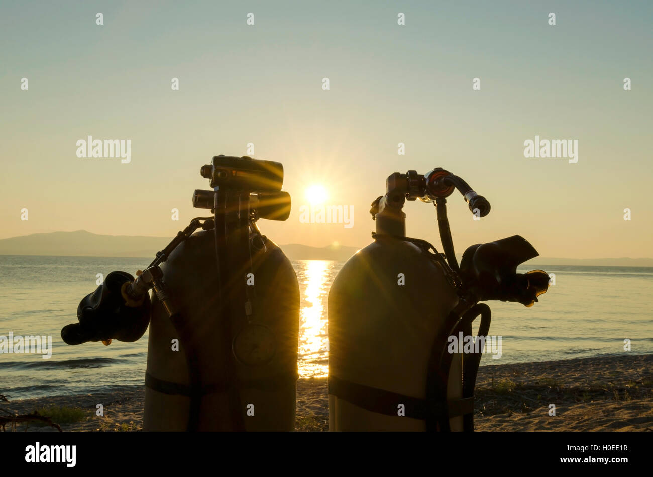 Zwei tauchen Tanks auf einem Meer in Griechenland am Strand Während der Sunrise Stockfoto