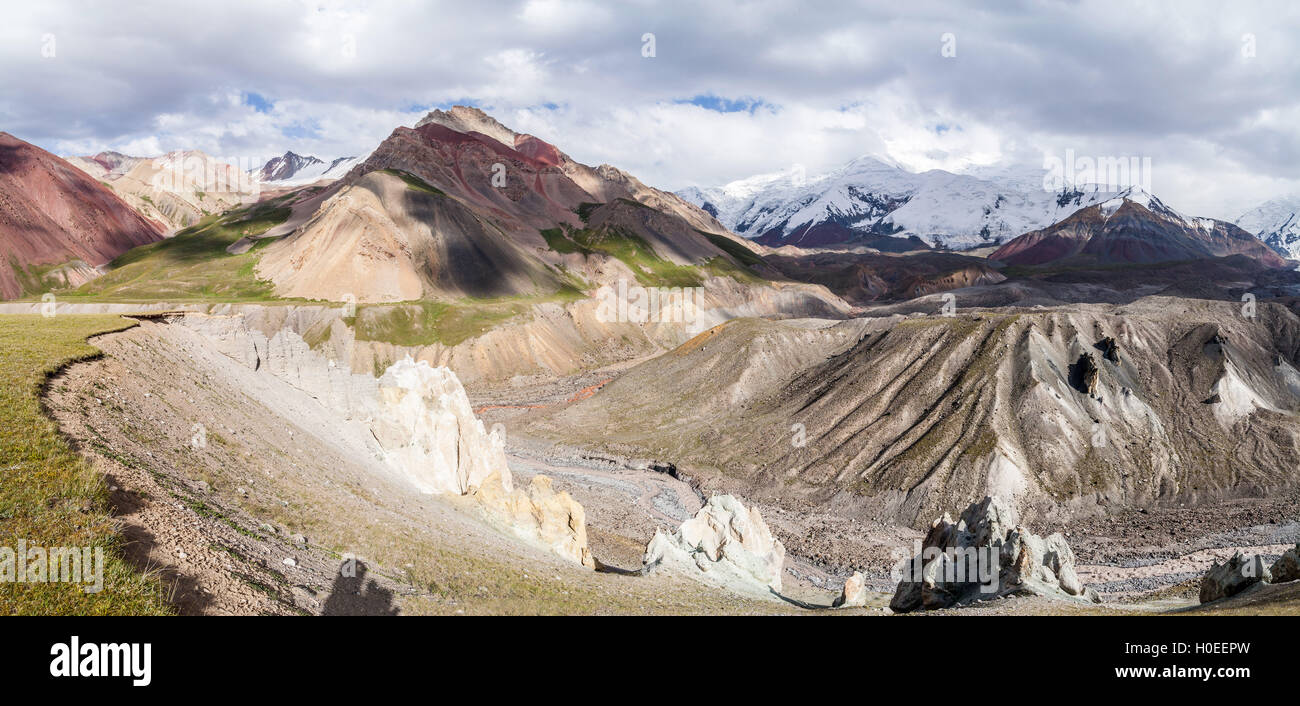 Schöne Aussicht auf Pamir-Gebirge in der Nähe des Peak Lenin, Kirgisistan Stockfoto