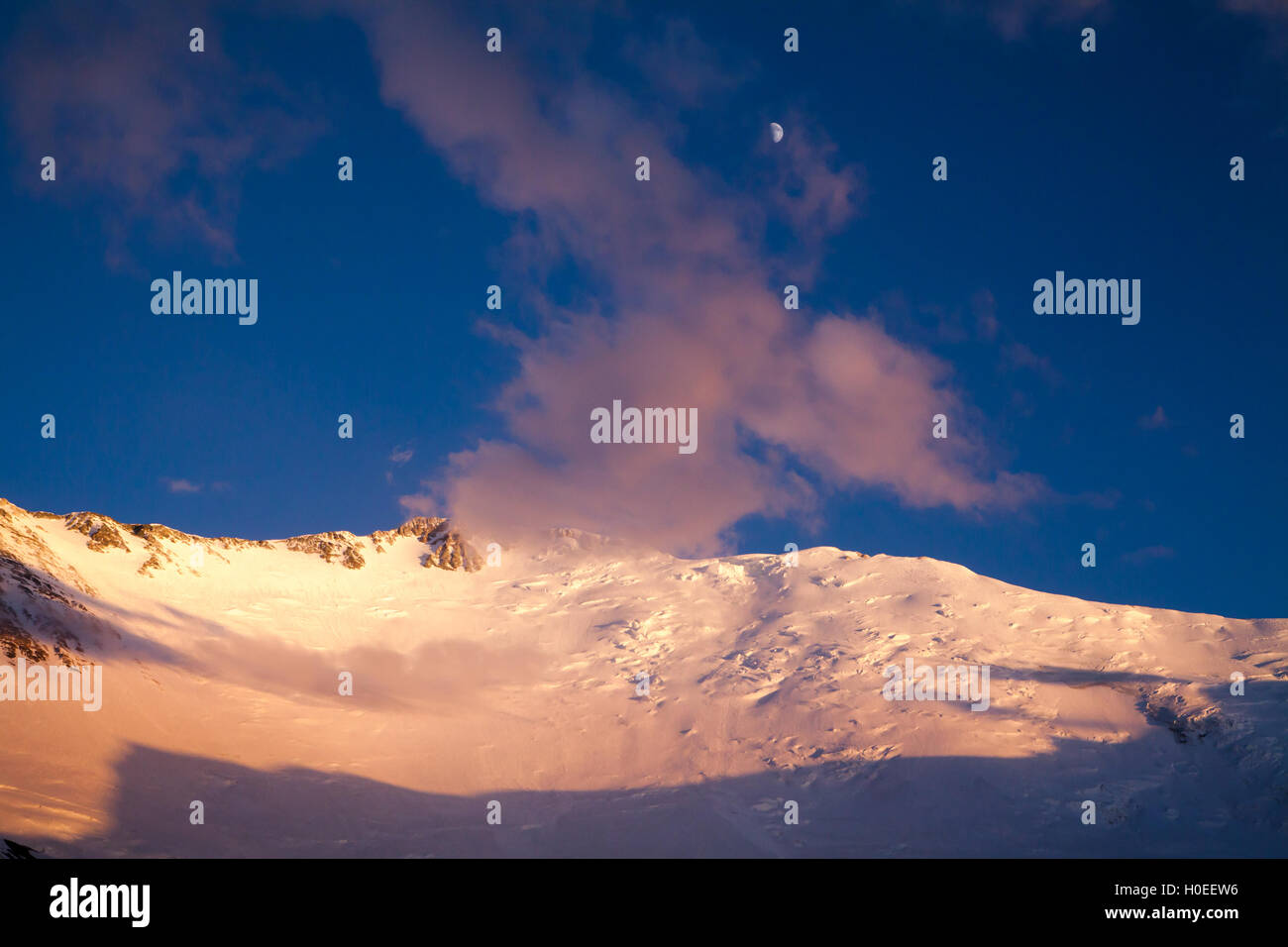 Goldenen Sonnenuntergang und Gipfel des Pik Lenin.  Pamir-Gebirge. Kirgistan Stockfoto