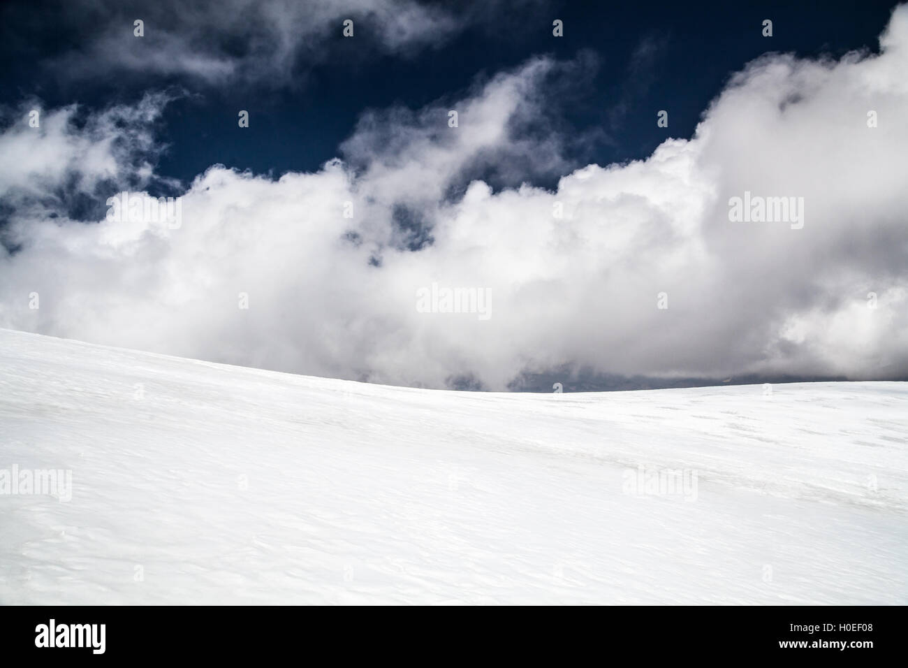 Beautyful Schnee Landschaft an der Lenin-Spitze. Pamir-Gebirge. Kirgistan Stockfoto