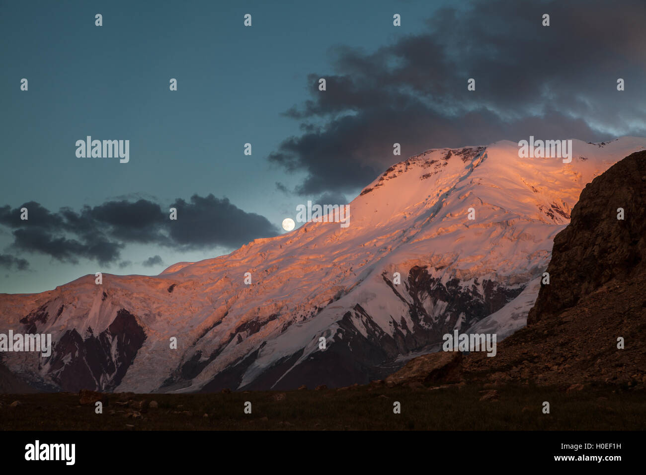 Schöne Berg Abend Blick in der Nähe des Peak Lenin. Pamir-Gebirge. Kirgistan Stockfoto