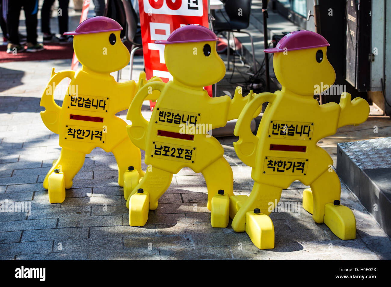 Busan Südkorea Handy Shop Figuren Stockfoto