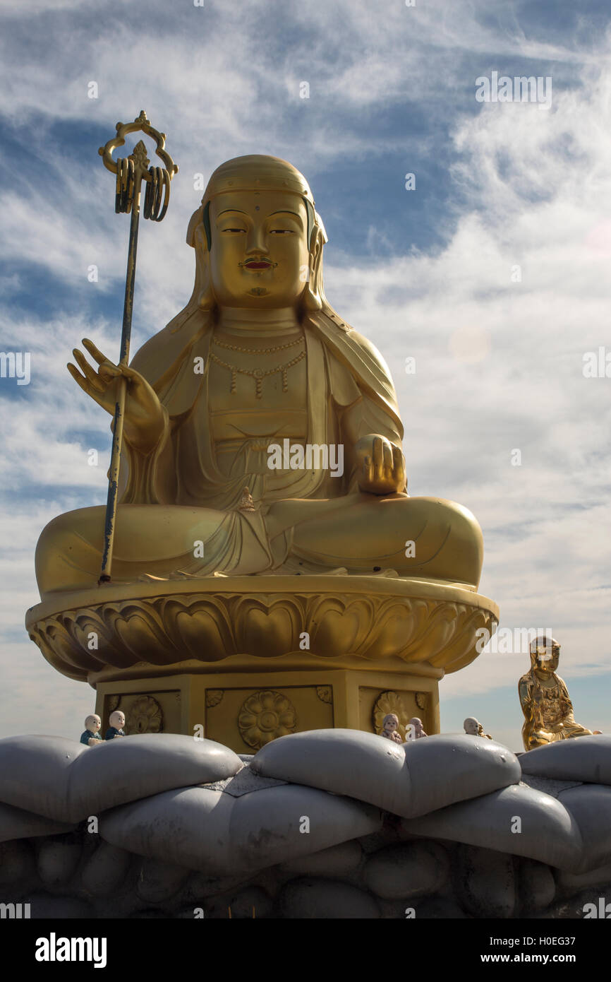 Gold Buddha Haedong Yonggunsa Tempel, Südkorea Stockfoto