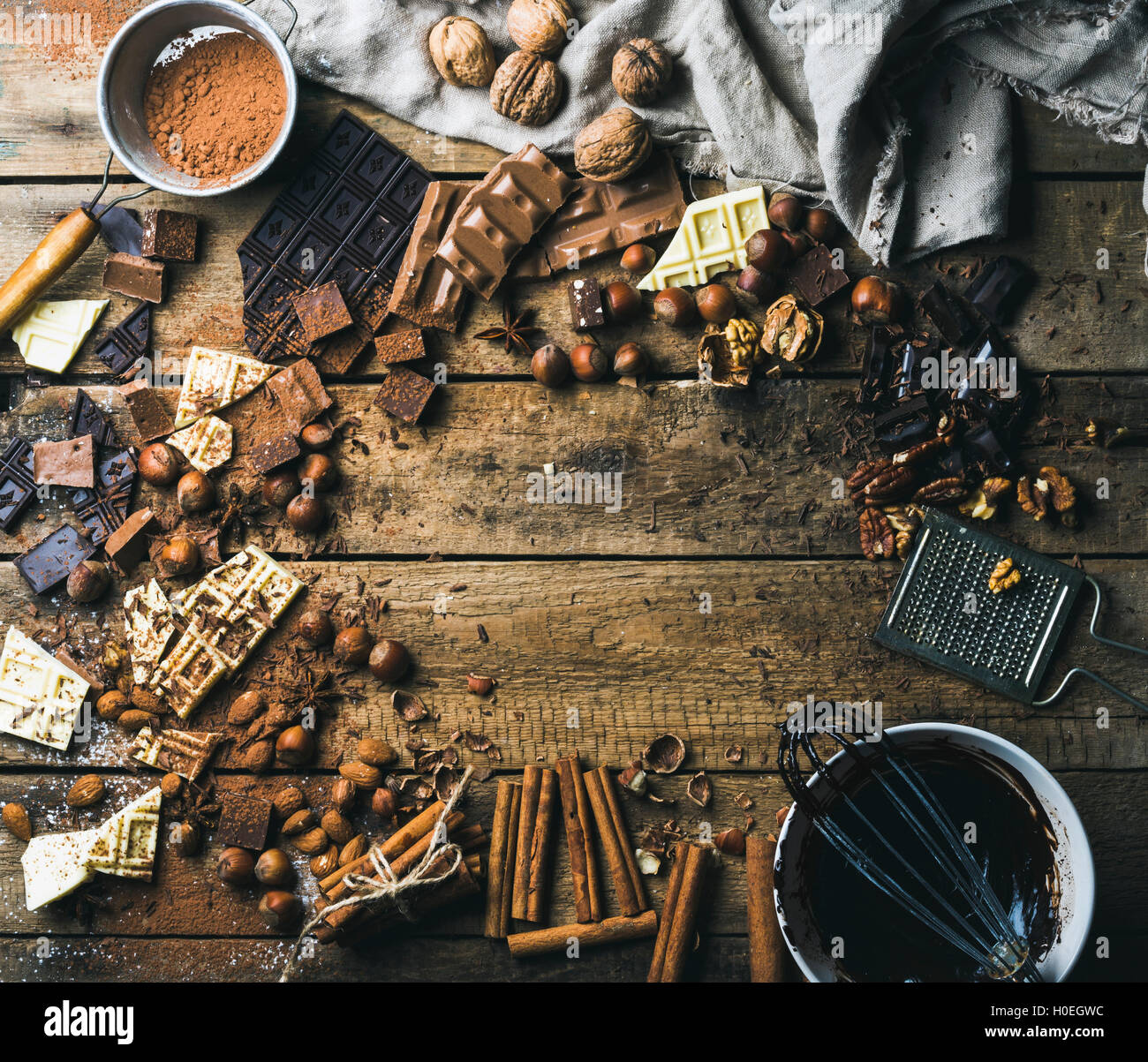 Hintergrund mit Schokolade. Stück weiß, Dark und Vollmilch-Schokolade, Nüssen, Kakao-Pulver, geschmolzen, Schokolade in die Schüssel und Gewürzen. Ho Stockfoto