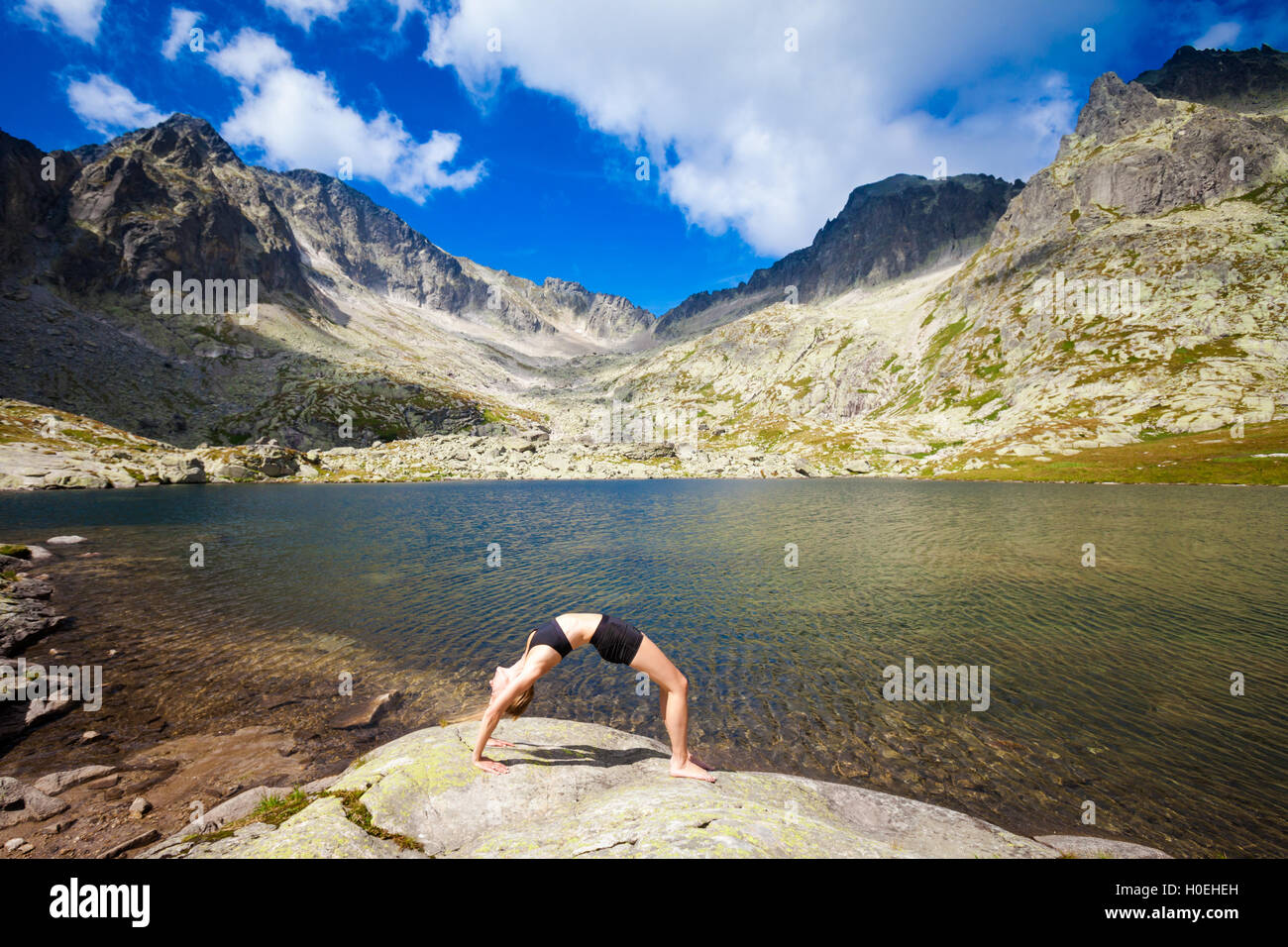 Übung Yoga überall - in der slowakischen Tatra Berge. Wunderschöne Panorama - Chata Teryho Thermalbad Piatich Spisskych lagen. Cha Stockfoto