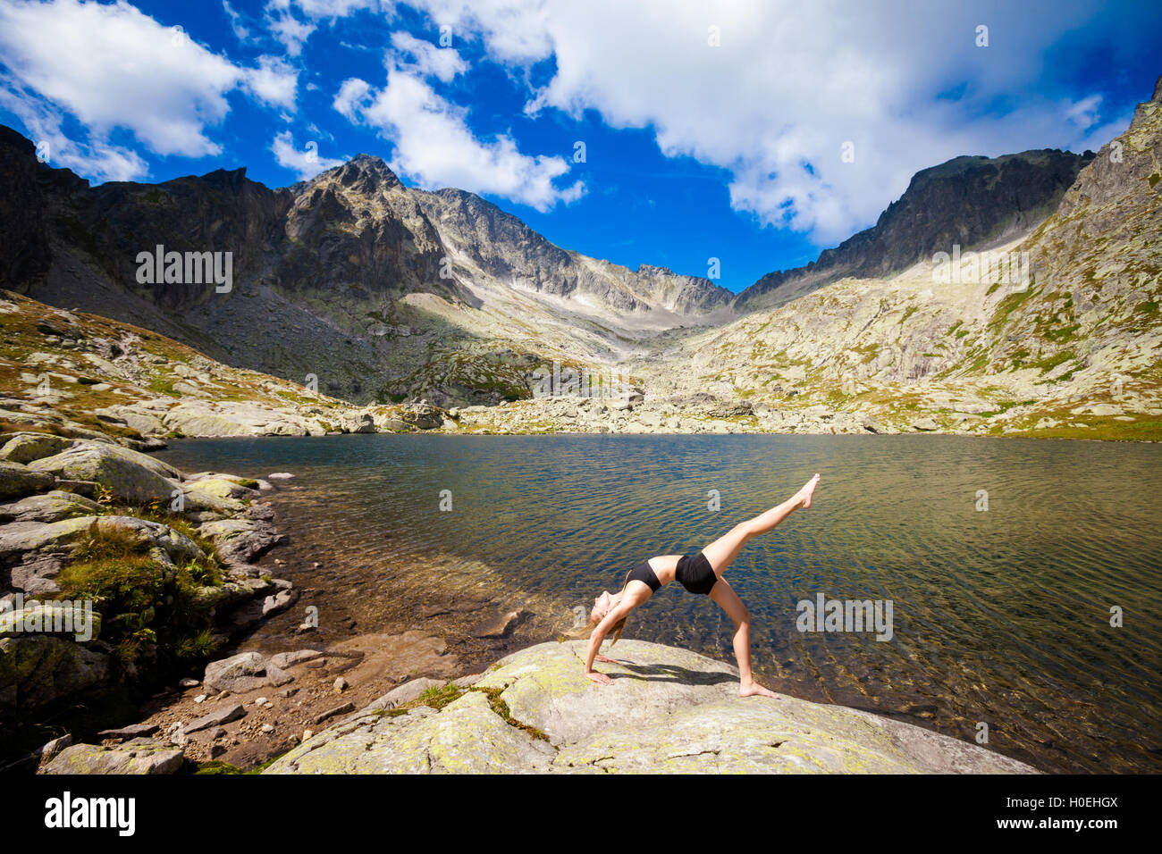 Übung Yoga überall - in der slowakischen Tatra Berge. Wunderschöne Panorama - Chata Teryho Thermalbad Piatich Spisskych lagen. Cha Stockfoto