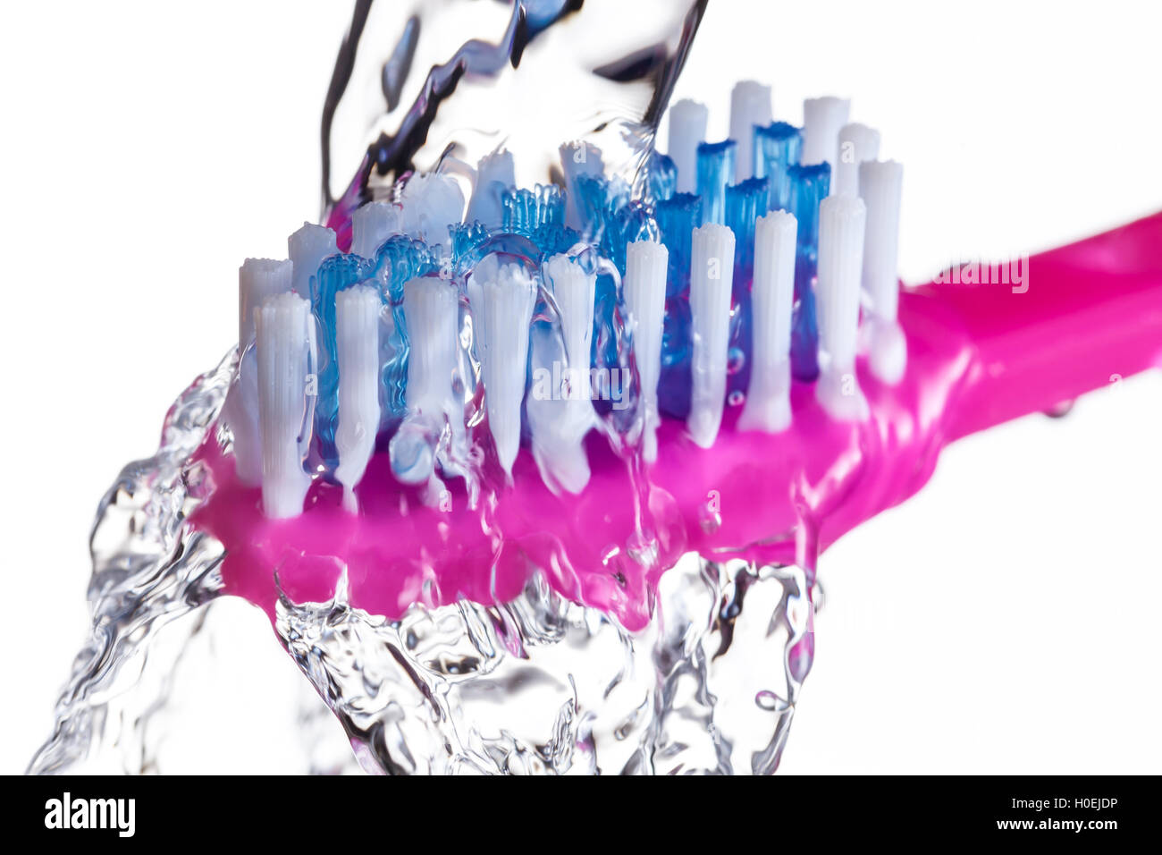 Zahnbürste mit Wasserstrahl Stockfoto