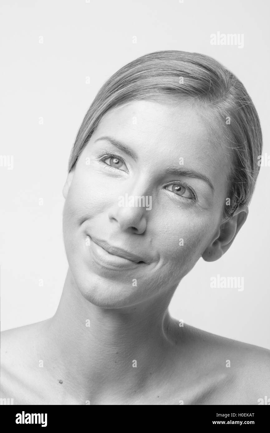 mit dem Titel Kopf Gesicht Schönheit junge Frau gesunde Haut schwarz / weiß Stockfoto