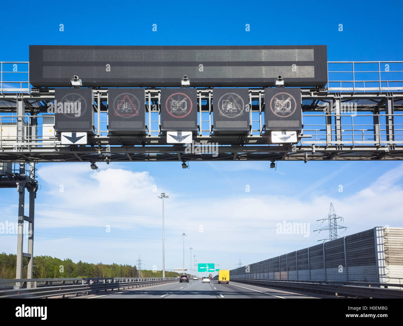 Highway-Ausrüstung, elektronische Geschwindigkeitsbegrenzung Verkehrszeichen und Durchsetzung Verkehrskameras über Fahrspuren Stockfoto