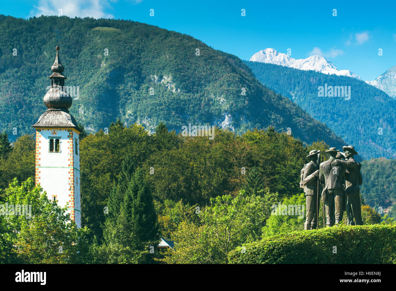 RIBCEV LAZ, Slowenien - 25. August 2016: Vier tapfere Männer von Bohinj - die ersten Männer auf Triglav. Statue von Bohinj Eingeborenen die Cli Stockfoto