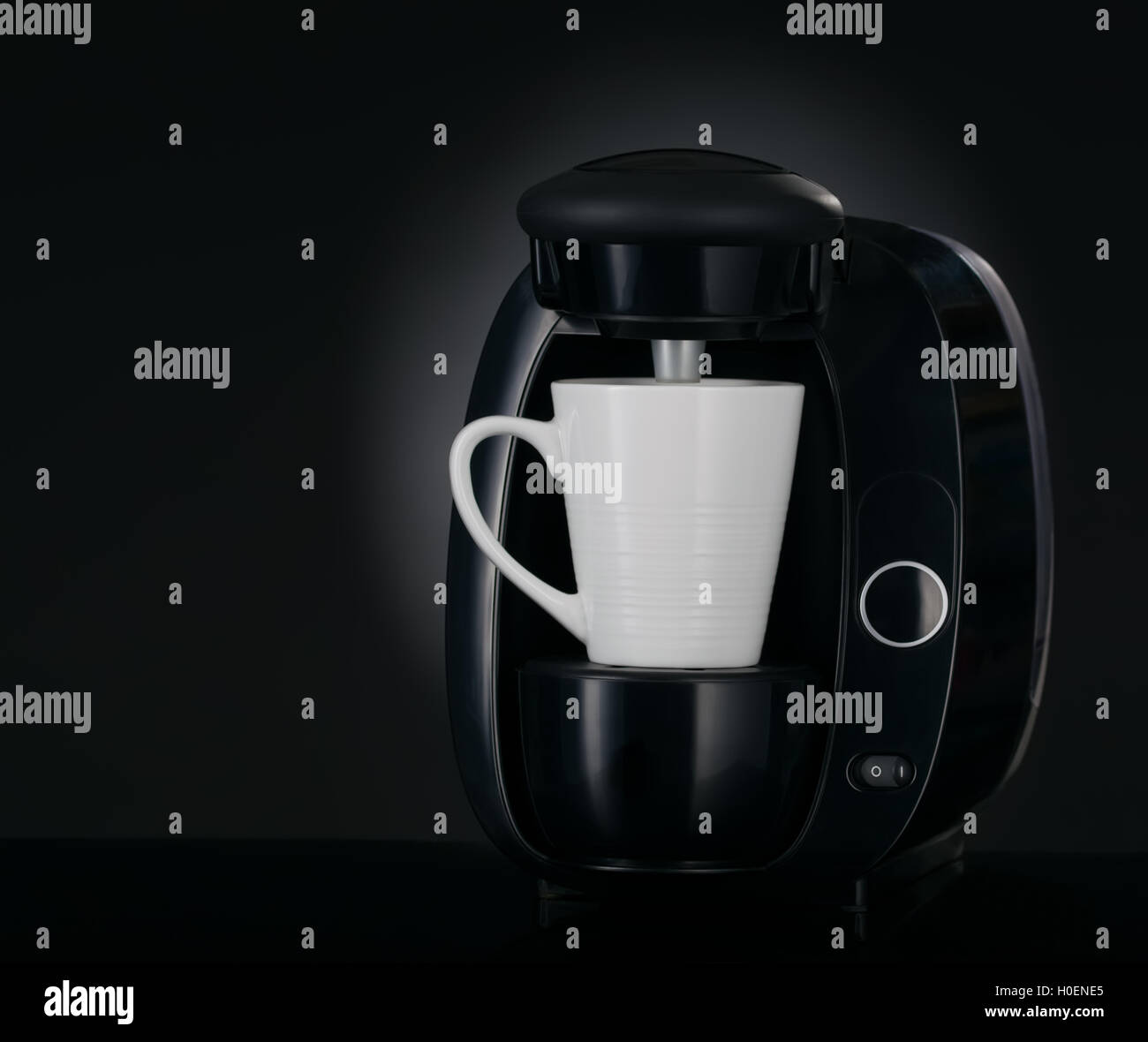 Moderne Kaffeemaschine 3/4 Ansicht auf schwarzem Hintergrund Stockfoto Moderne Kaffeemaschine 3/4 Ansicht auf schwarzem Hintergrund Stockfoto