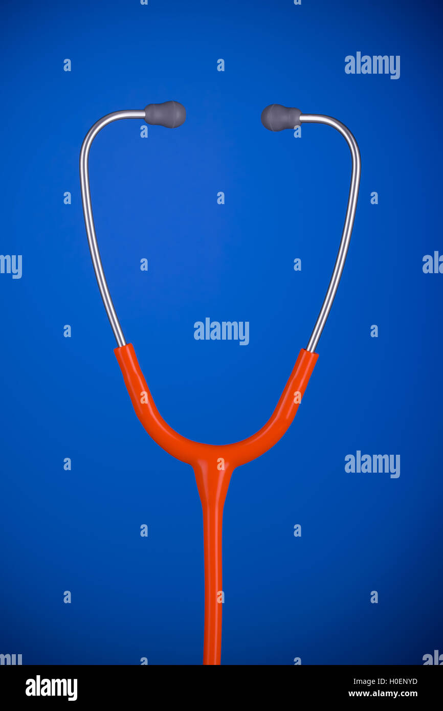 Orange Stethoskop-Kopfhörer-Closeup auf blauem Hintergrund isoliert Stockfoto