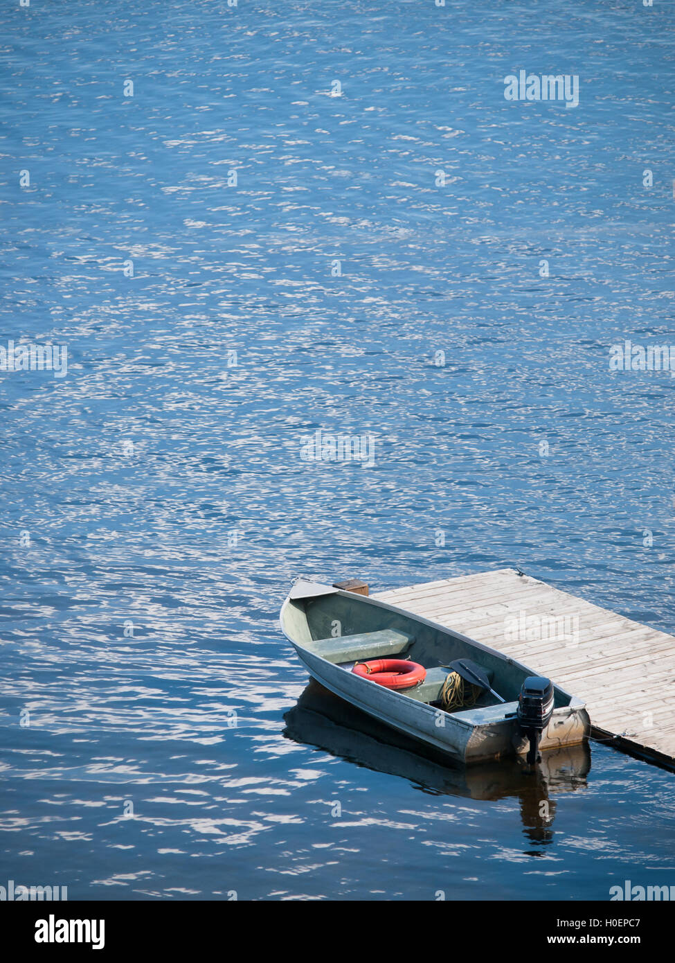 kleines Boot wartet an einem hölzernen dock Stockfoto