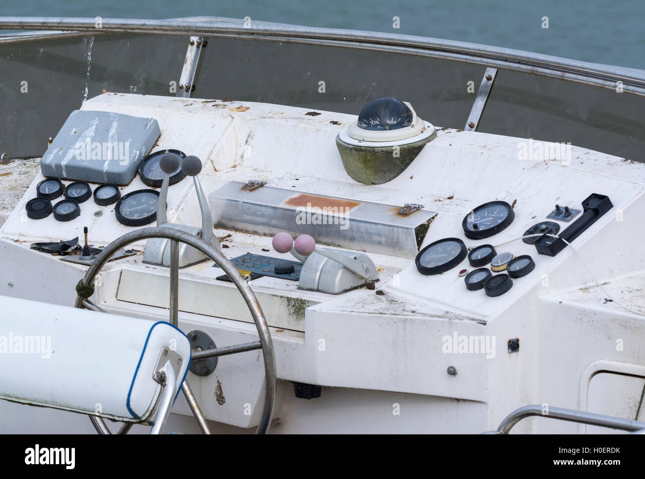 Lenkrad und Armaturenbrett auf einem verlassenen Schiff. Stockfoto
