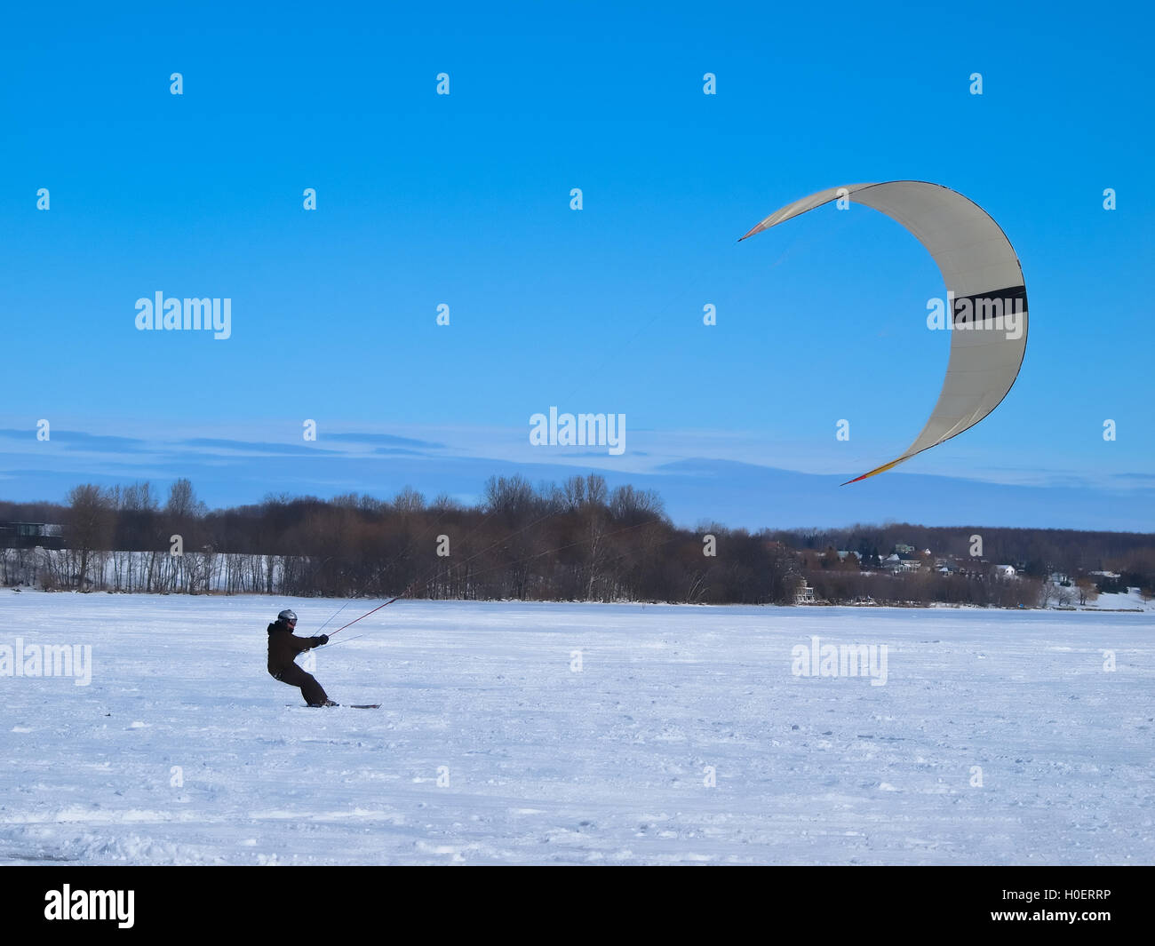 Herren Ski Kiten auf einem zugefrorenen See Stockfoto