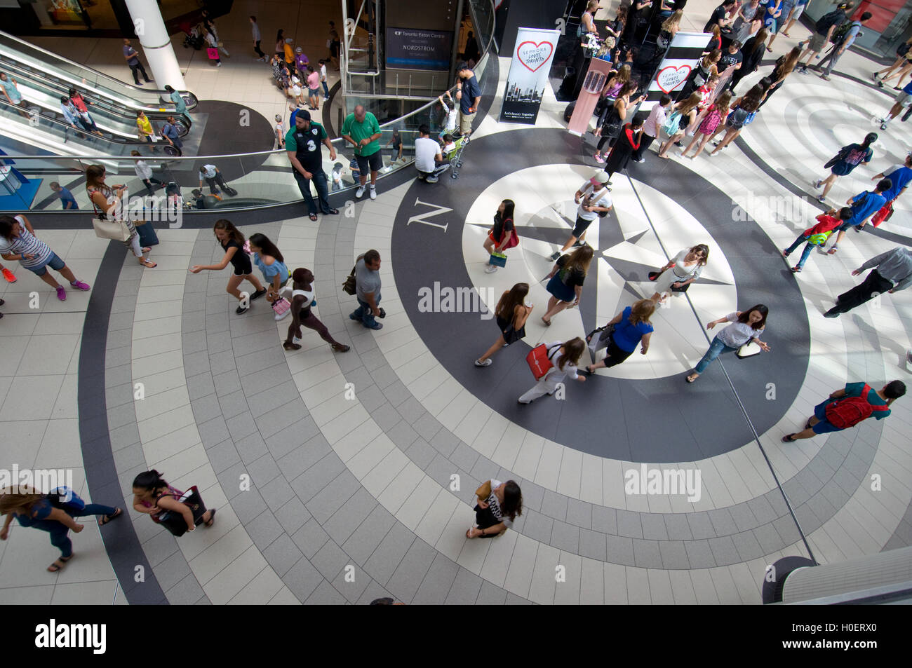 Innere des Eaton Centre, Toronto, Kanada Stockfoto