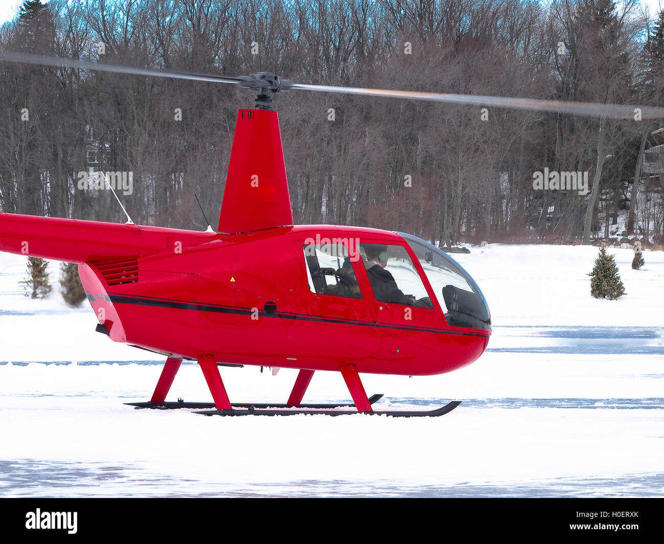 Roten Hubschrauber im winter Stockfoto