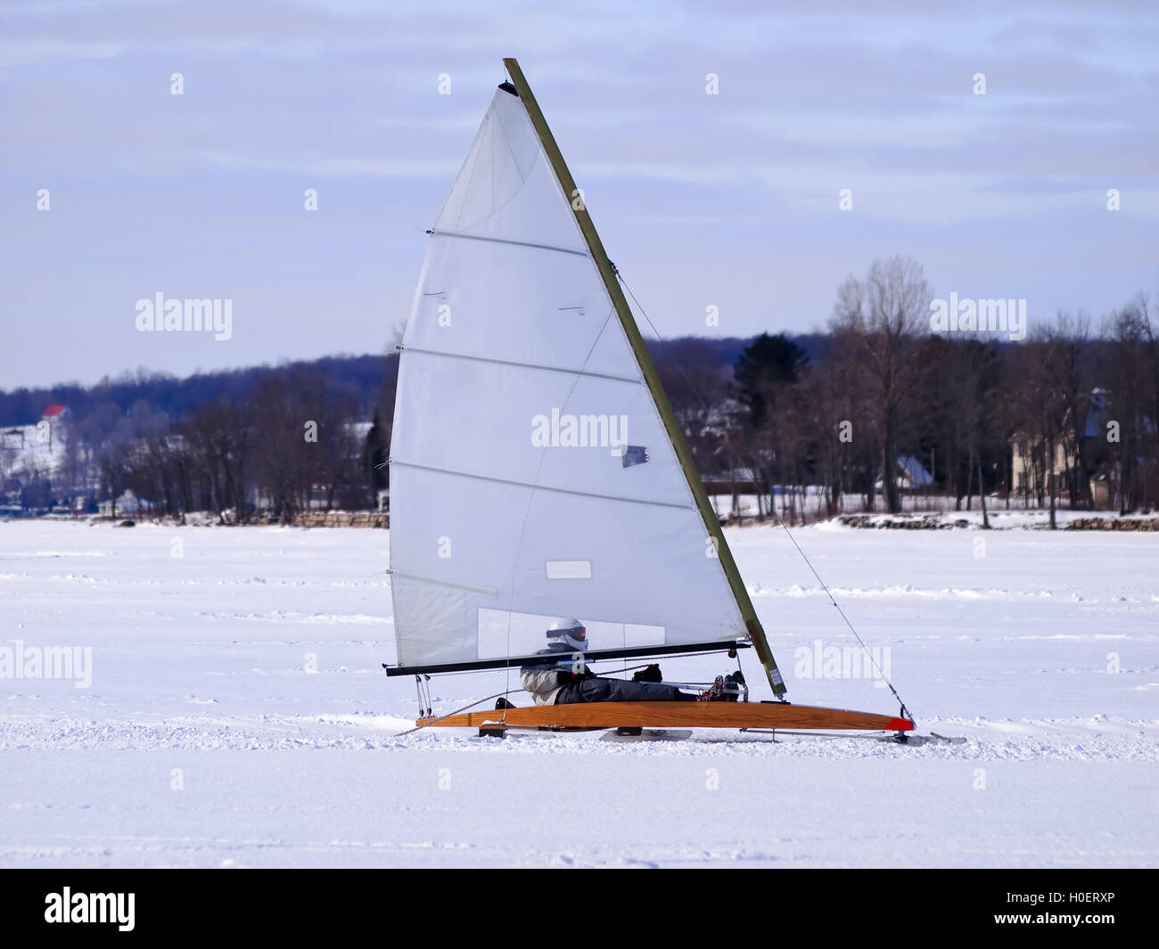 Eissegeln auf dem zugefrorenen See Stockfoto