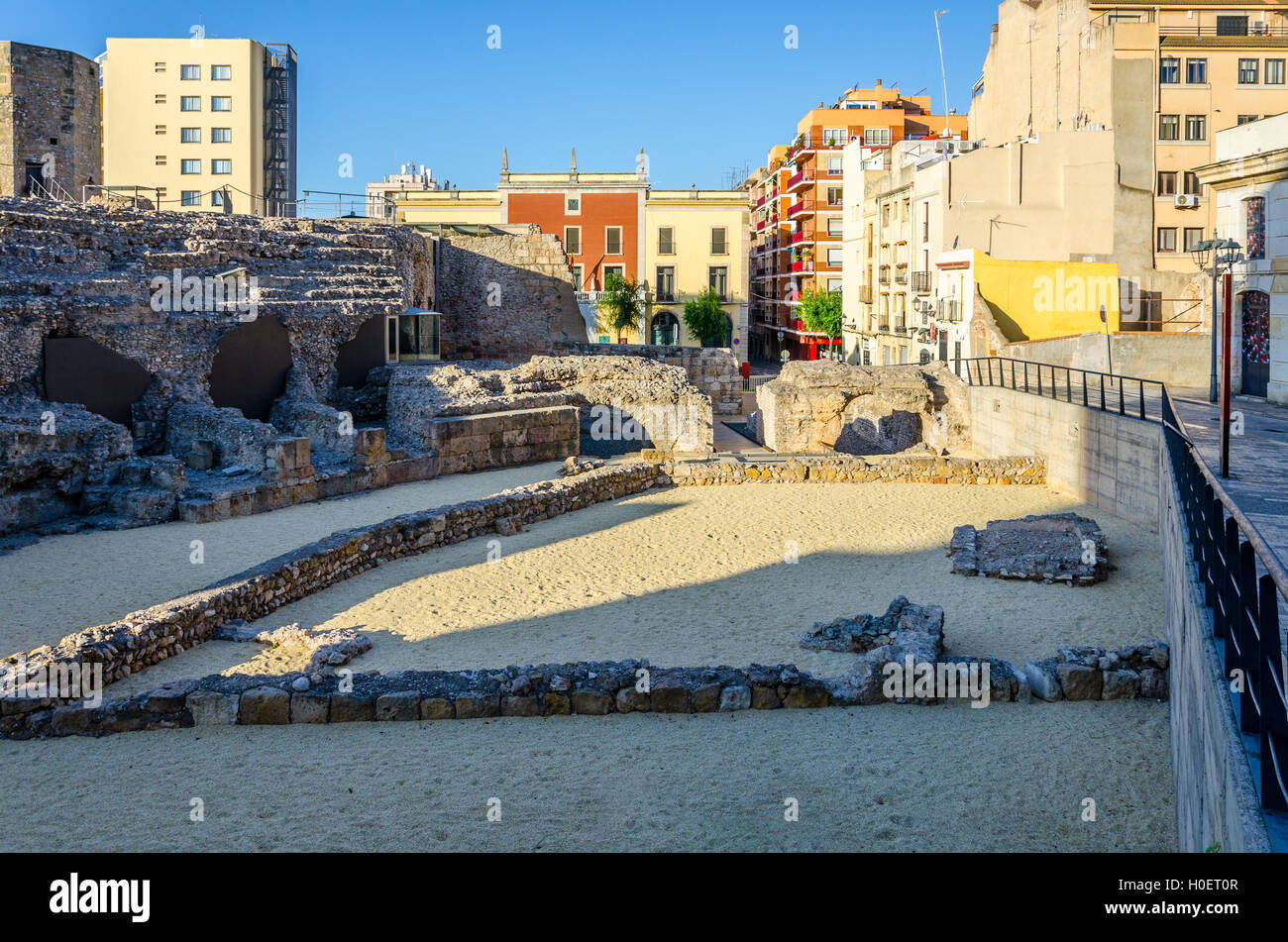 Ruinen der römischen Hof und moderne Gebäude in Tarragona, Spanien Stockfoto