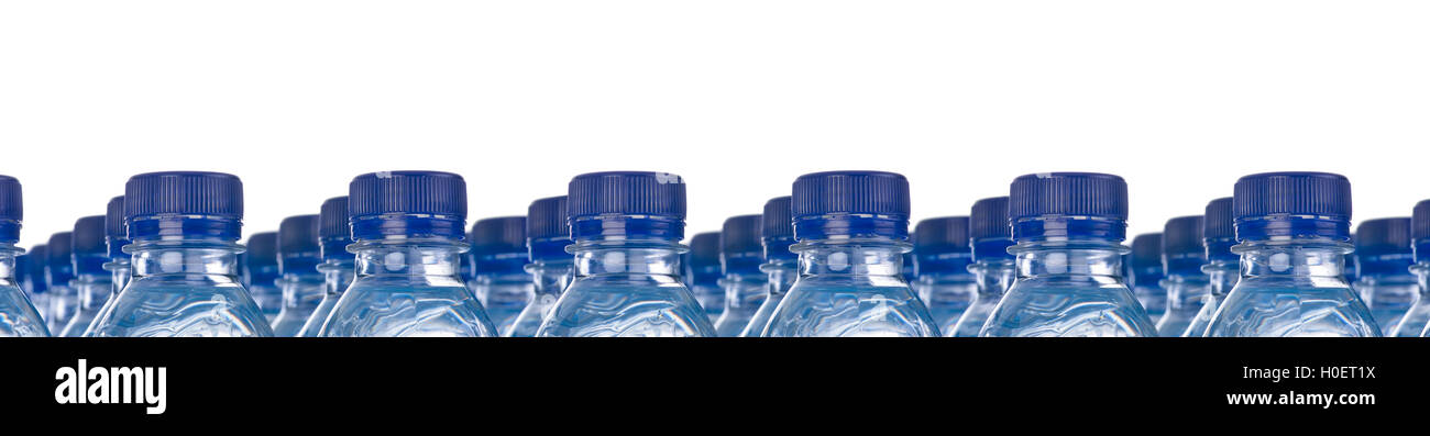 Reihen von Wasserflaschen isoliert auf weißem Hintergrund Stockfoto