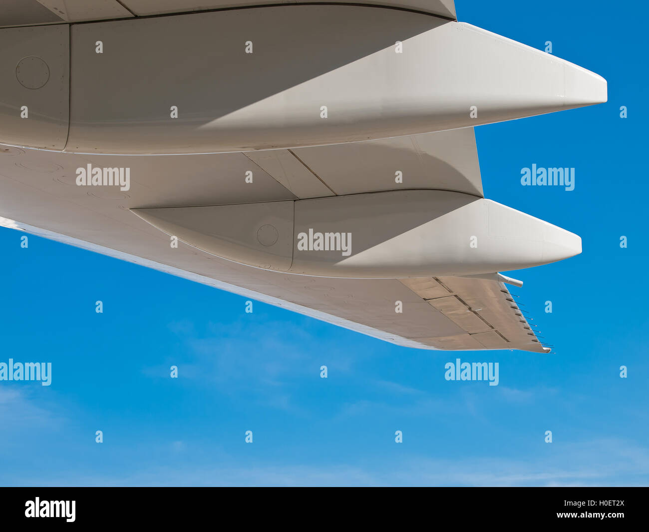 Weiße Jumbo Flügel Details gegen blauen Himmel Stockfoto