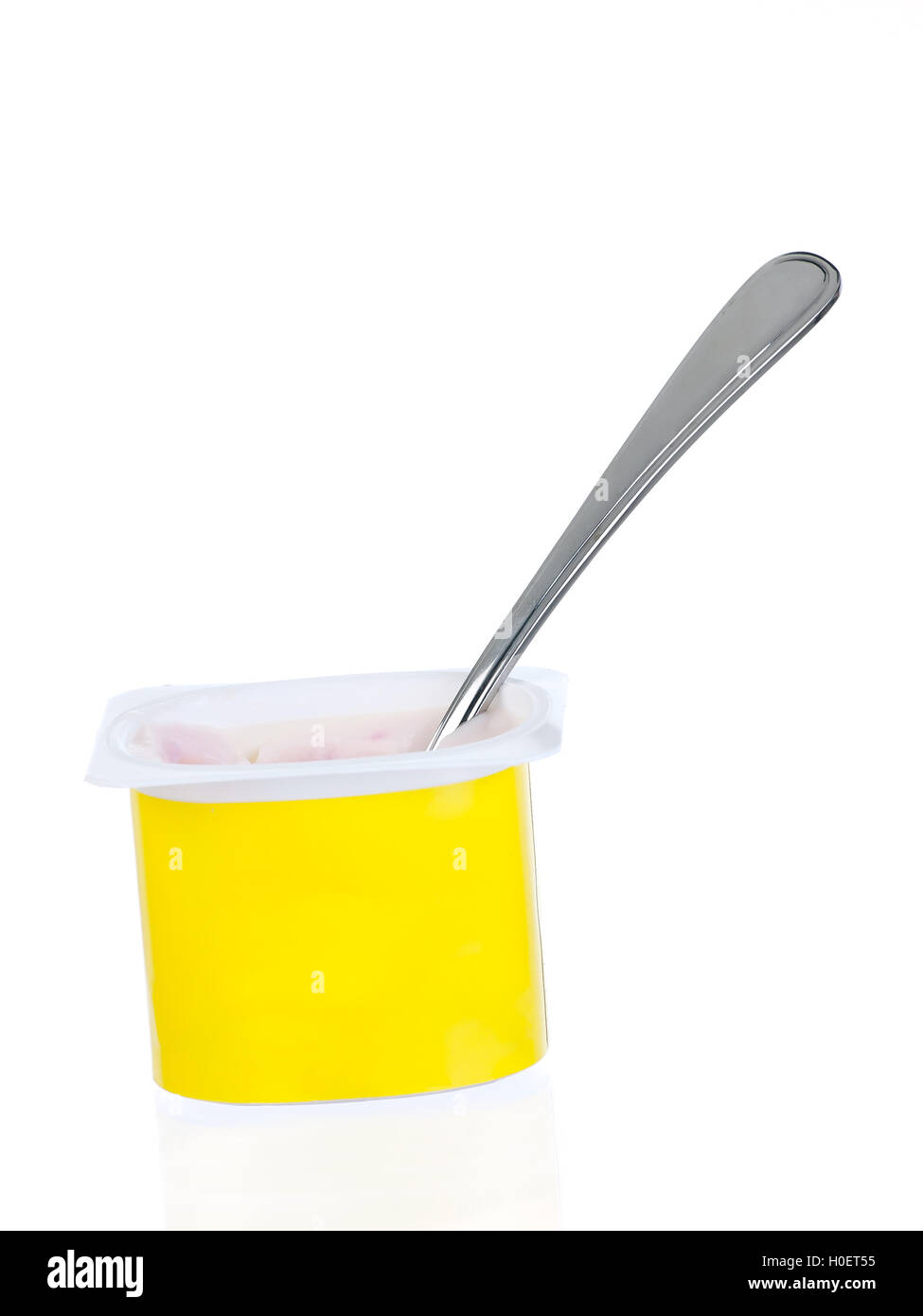 Joghurt-Topf mit Löffel isoliert auf weißem Hintergrund Stockfoto