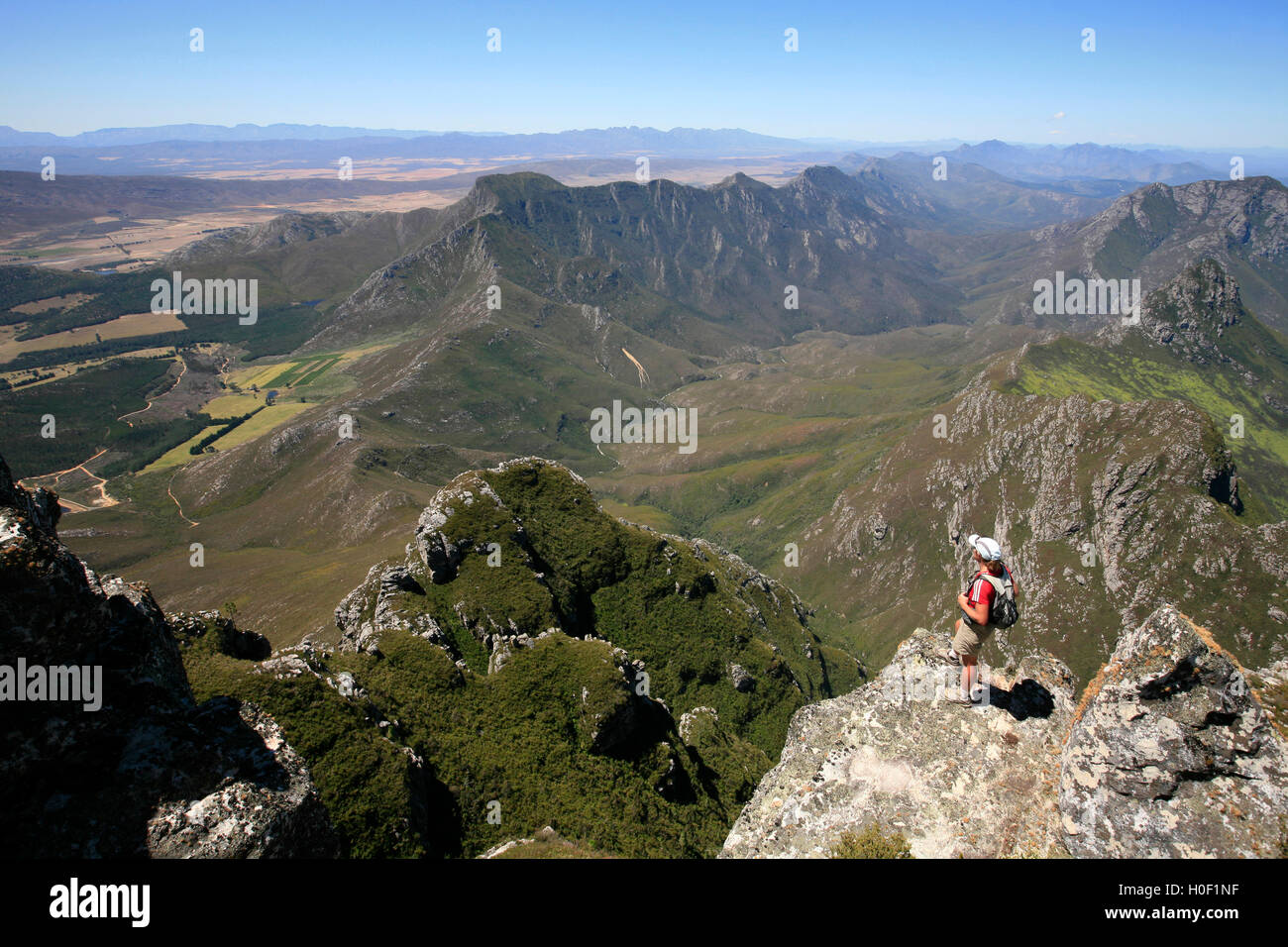 Wanderer stehen auf Cradock Gipfel Blick auf die Surrouding Landschaft Stockfoto