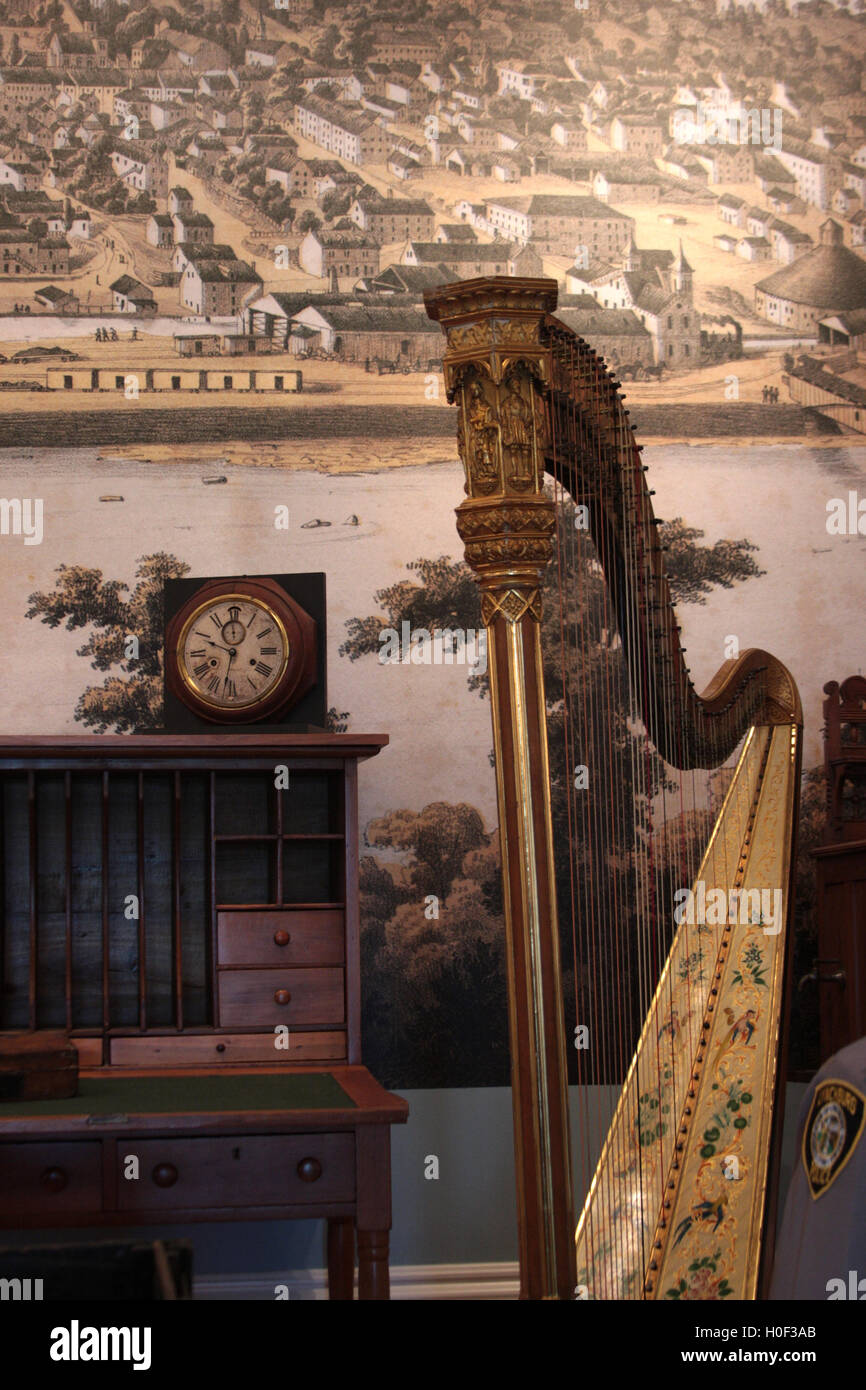 Harfe, alter Schreibtisch und alte Uhr im Museum in Virginia, USA ausgestellt Stockfoto
