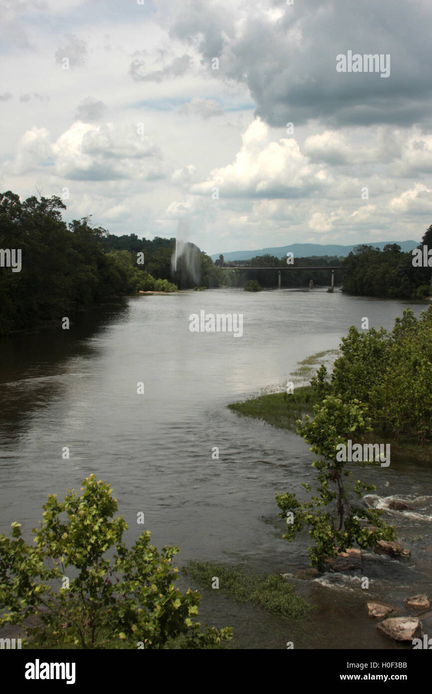 Lynchburg, VA, USA. Blick auf den James River, mit der Brücke und dem Langley Fountain, einem Wahrzeichen der Stadt. Stockfoto