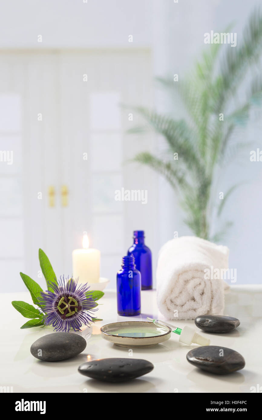 Aromatherapie-Votiv-Kerzen brennen mit einer weichen glühende Flamme für Wellnessbehandlung im spa Stockfoto