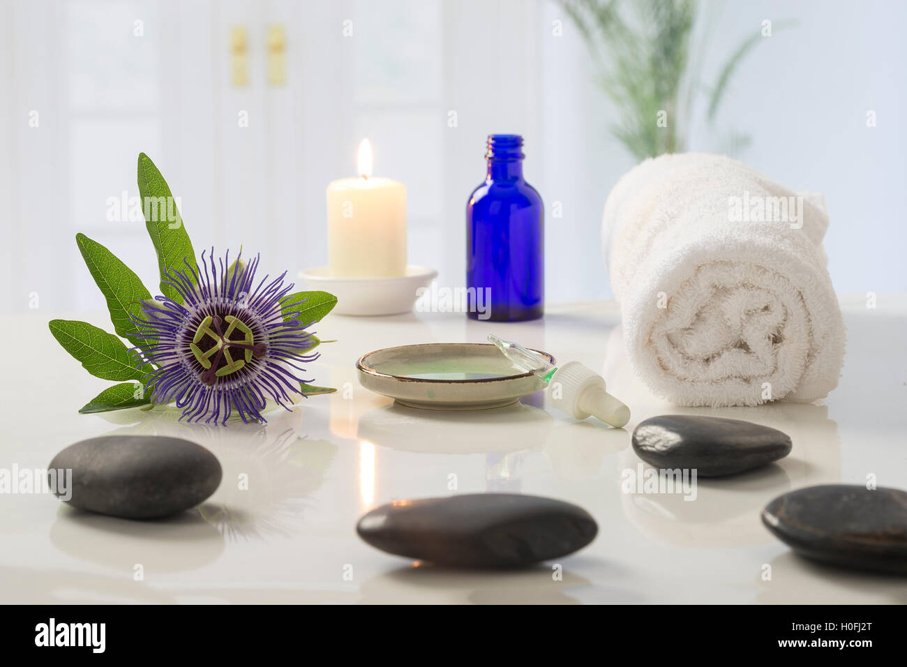 Aromatherapie-Votiv-Kerzen brennen mit einer weichen glühende Flamme für Wellnessbehandlung im spa Stockfoto