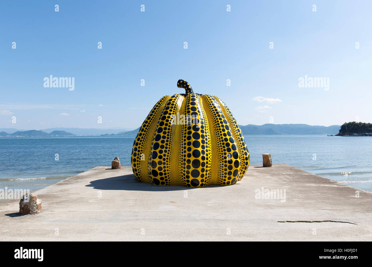 NAOSHIMA, JAPAN. 6. Juni: Riesenkürbis Yayoi Skulptur in Naoshima. 6. Juni 2016 auf Naoshima Art Insel, Japan. Stockfoto