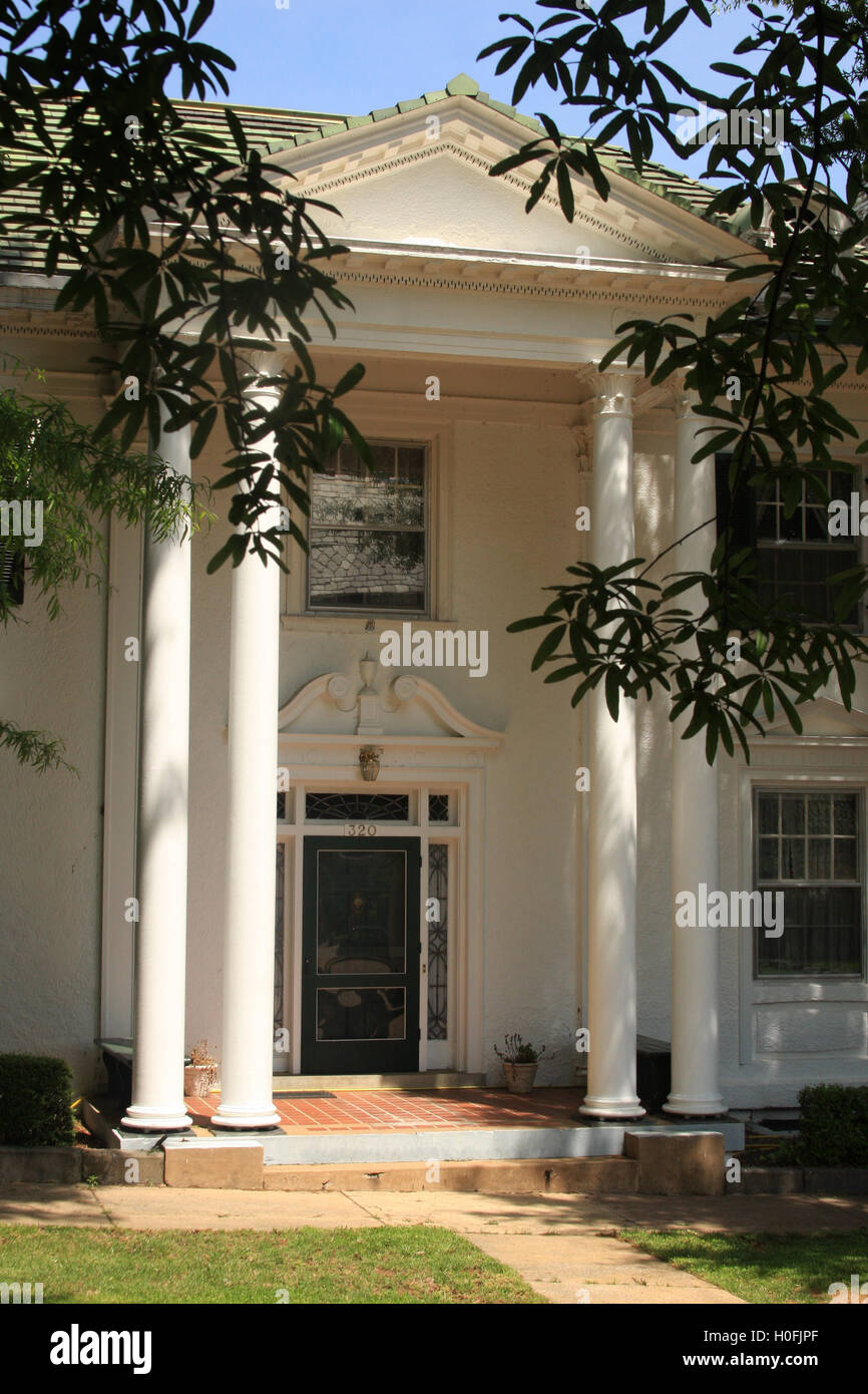 Weißes Haus mit Säulen im historischen Stadtteil Lynchburg, Virginia, USA Stockfoto