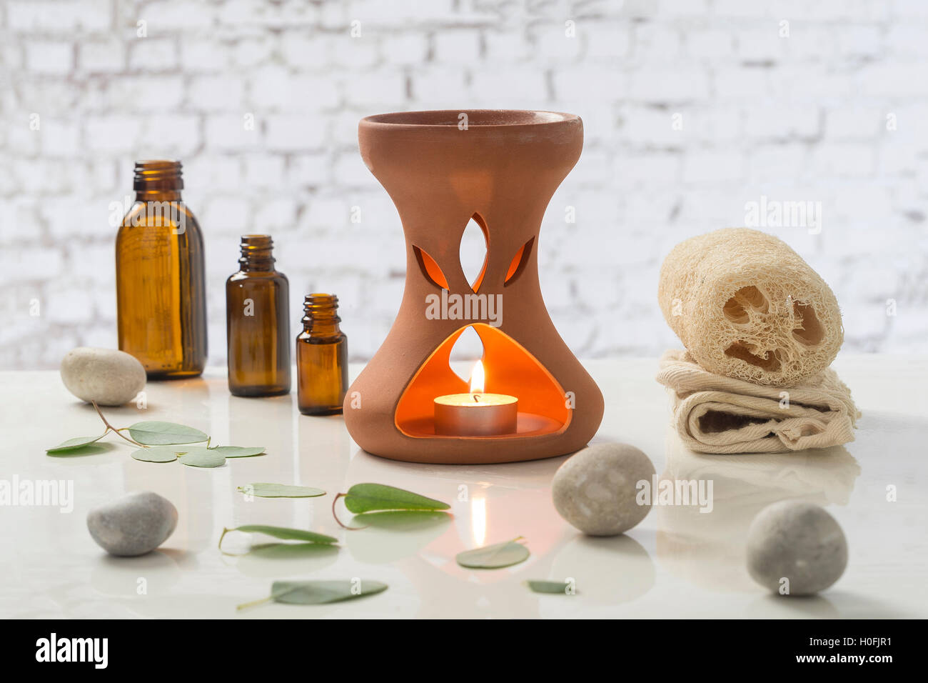 Aromatherapie-Votiv-Kerzen brennen in ätherisches Öl Diffusor für Wellnessbehandlung im spa Stockfoto