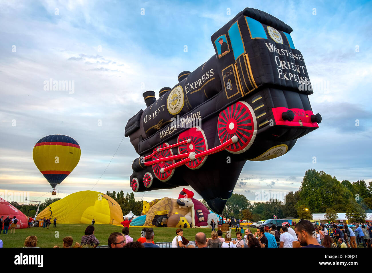 Formen Heißluft Ballon Orient Express Sonderzug Ferrara Ballons  Stockfotografie - Alamy