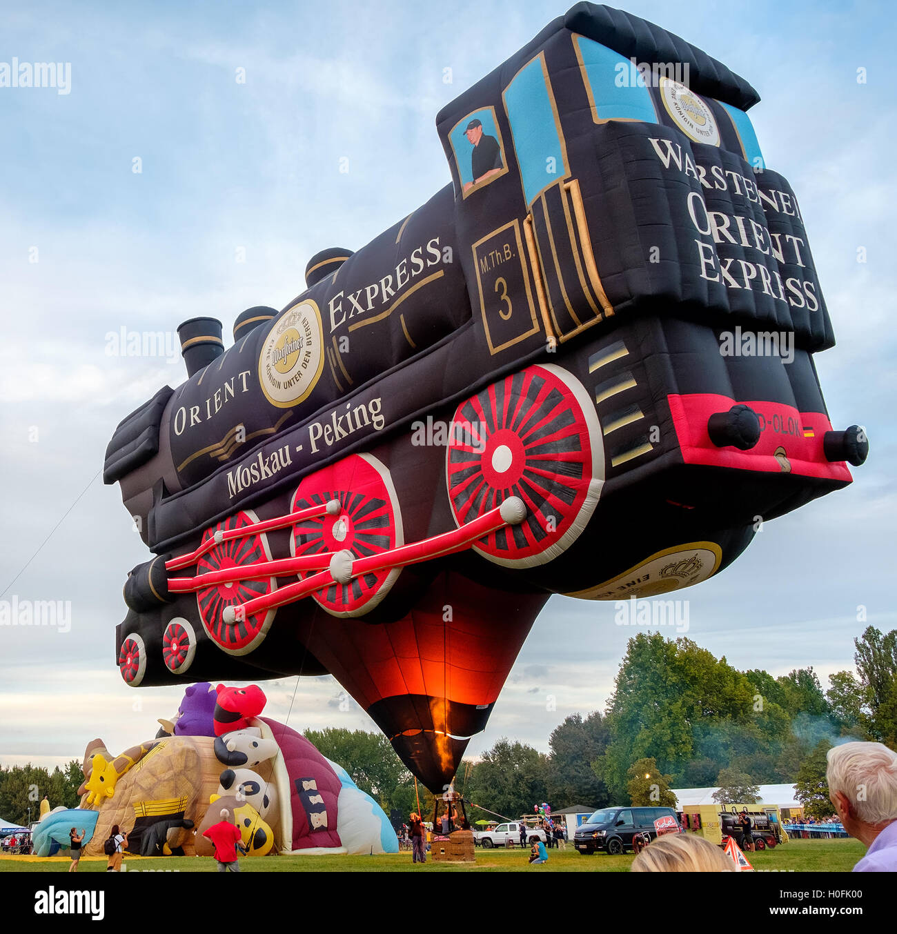 Spezielle Formen Heißluftballon inspiriert durch den berühmten Orient- Express Zug auf dem Ferrara Ballons Festival Stockfotografie - Alamy